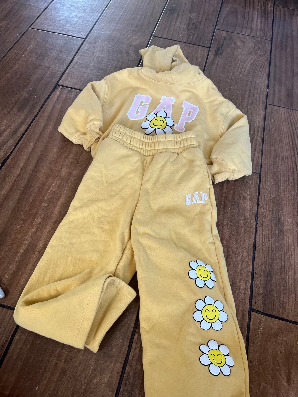 NWOT Girls gap logo sweat outfit set yellow flower XS 4/5