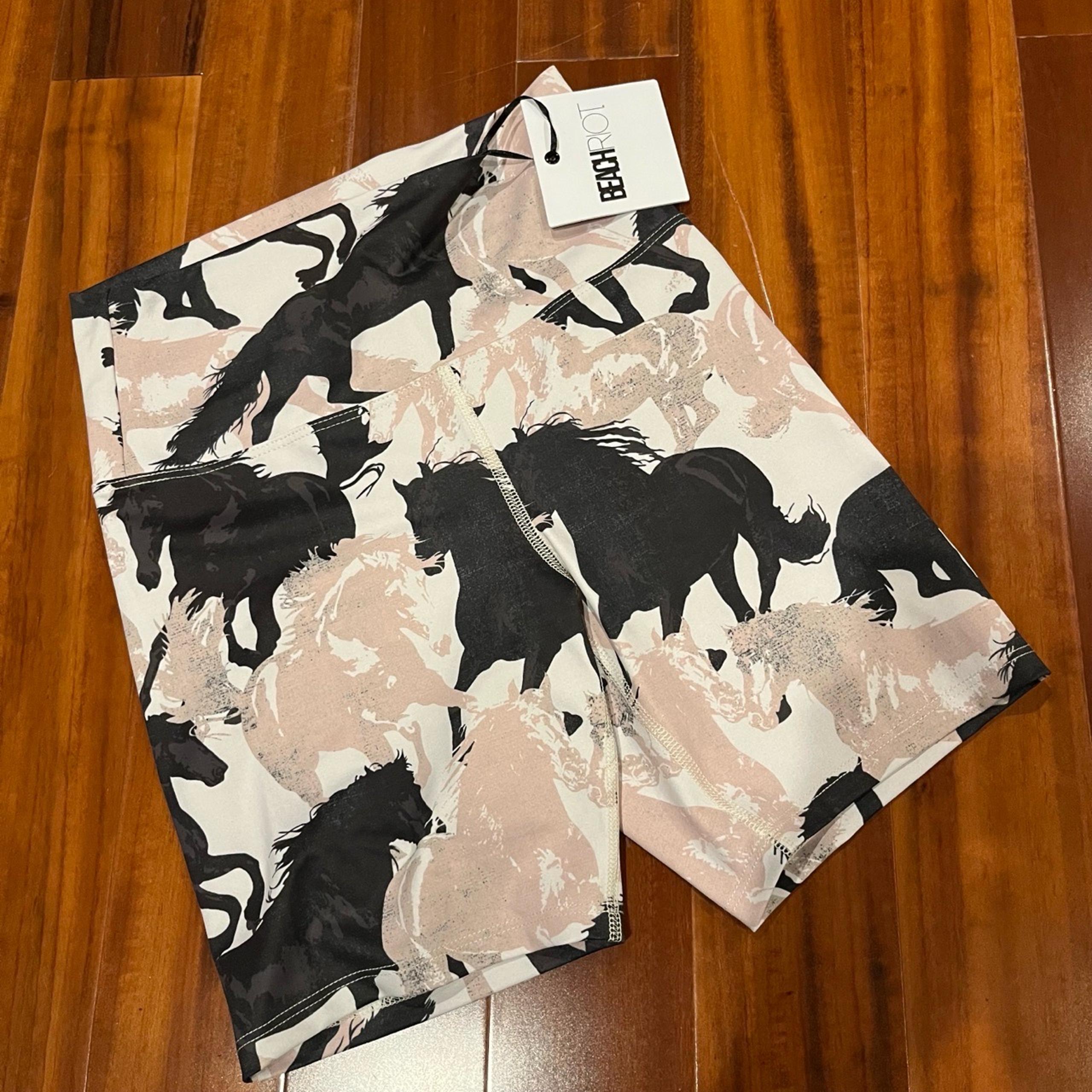 New NWT BEACH RIOT Black Multi Shorts Horse Print Activewear Bike Athletic Sz M