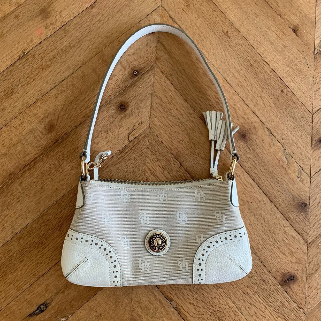 White dooney and bourke shoulder purse