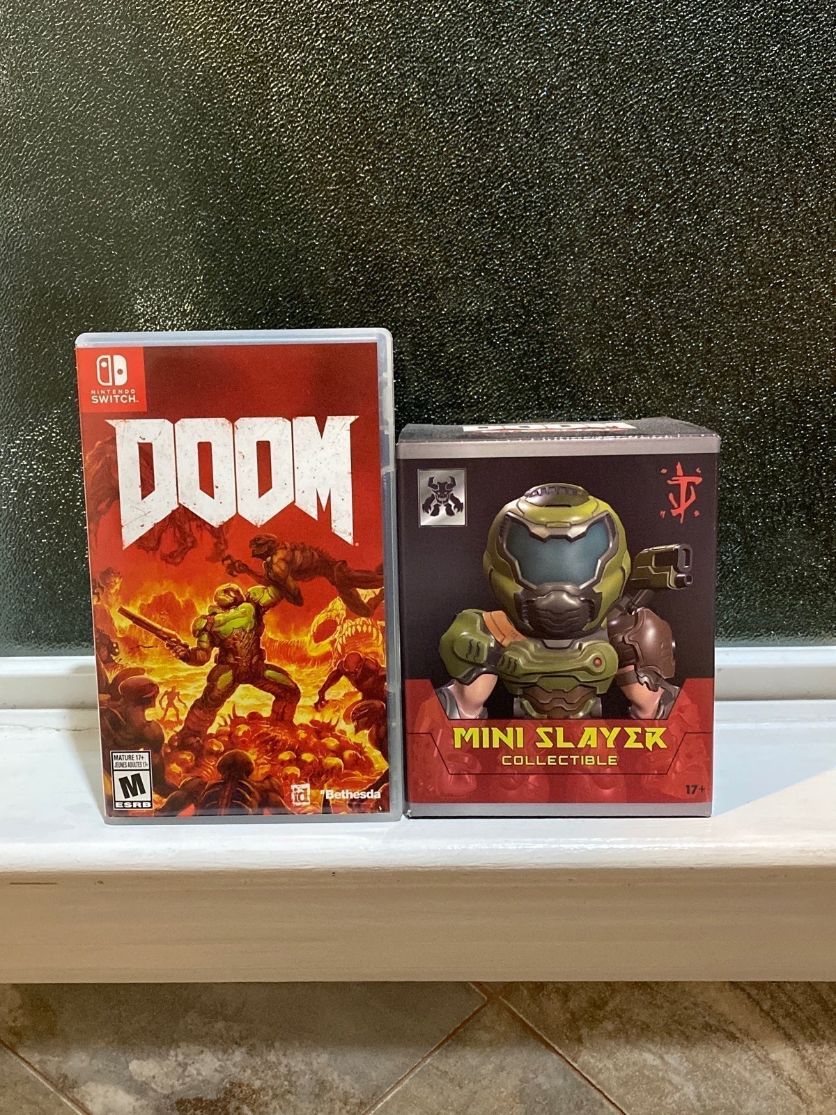Doom 2016 Nintendo Switch + Doom Eternal Mini Slayer Collectible