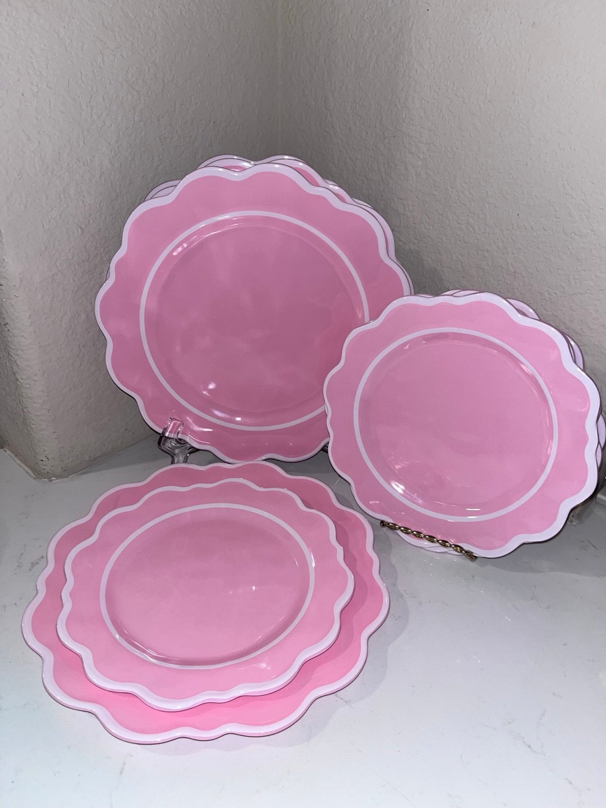 8-NWT NICOLE MILLER PINK AND WHITE MELAMINE DESERT ,DINNER PLATES SET