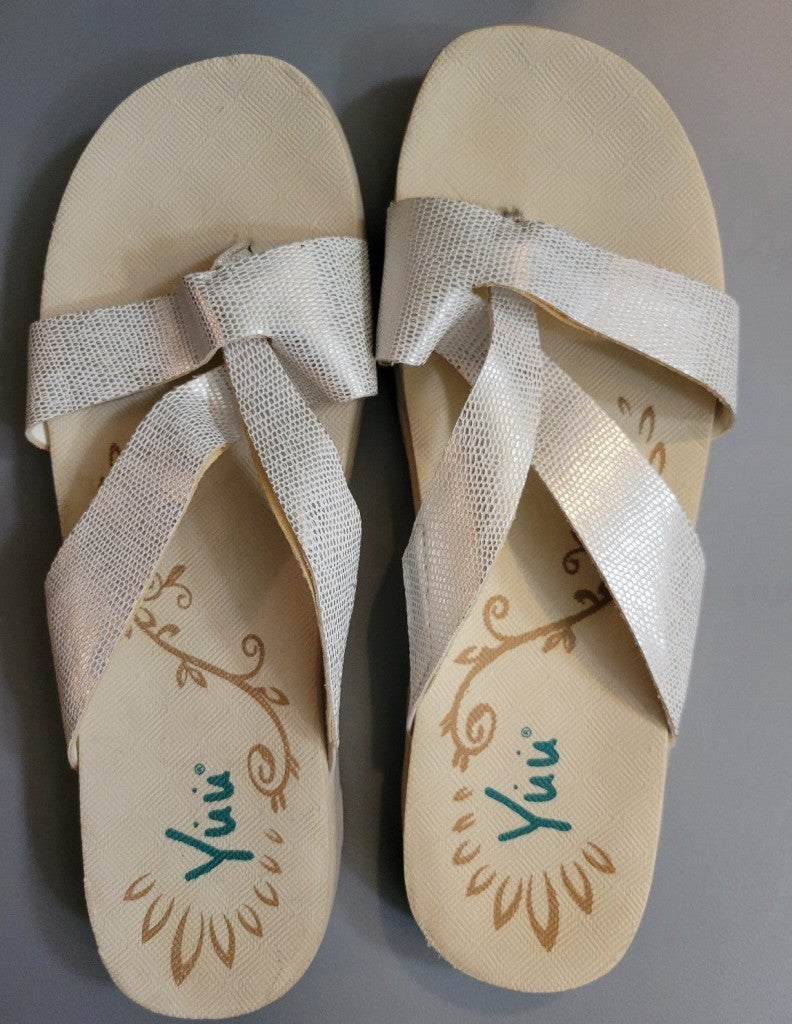 Yuu flip flops clearance
