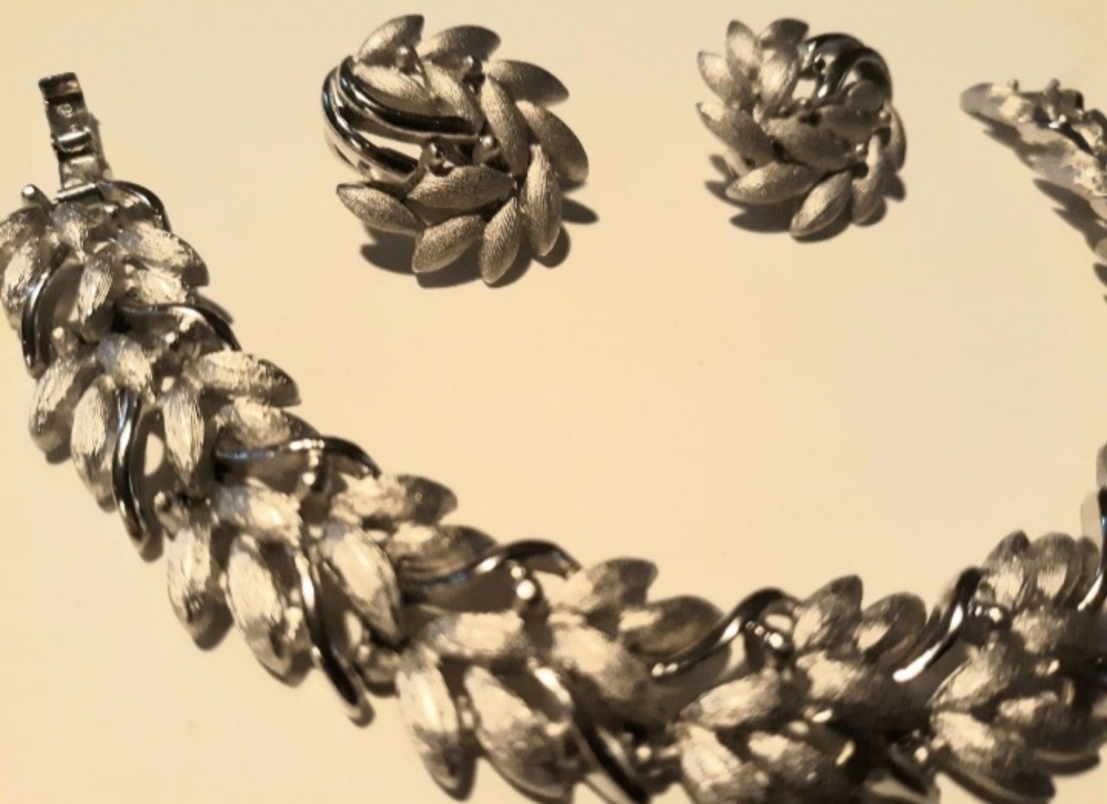 Trifari leaf design necklace & earring sliver