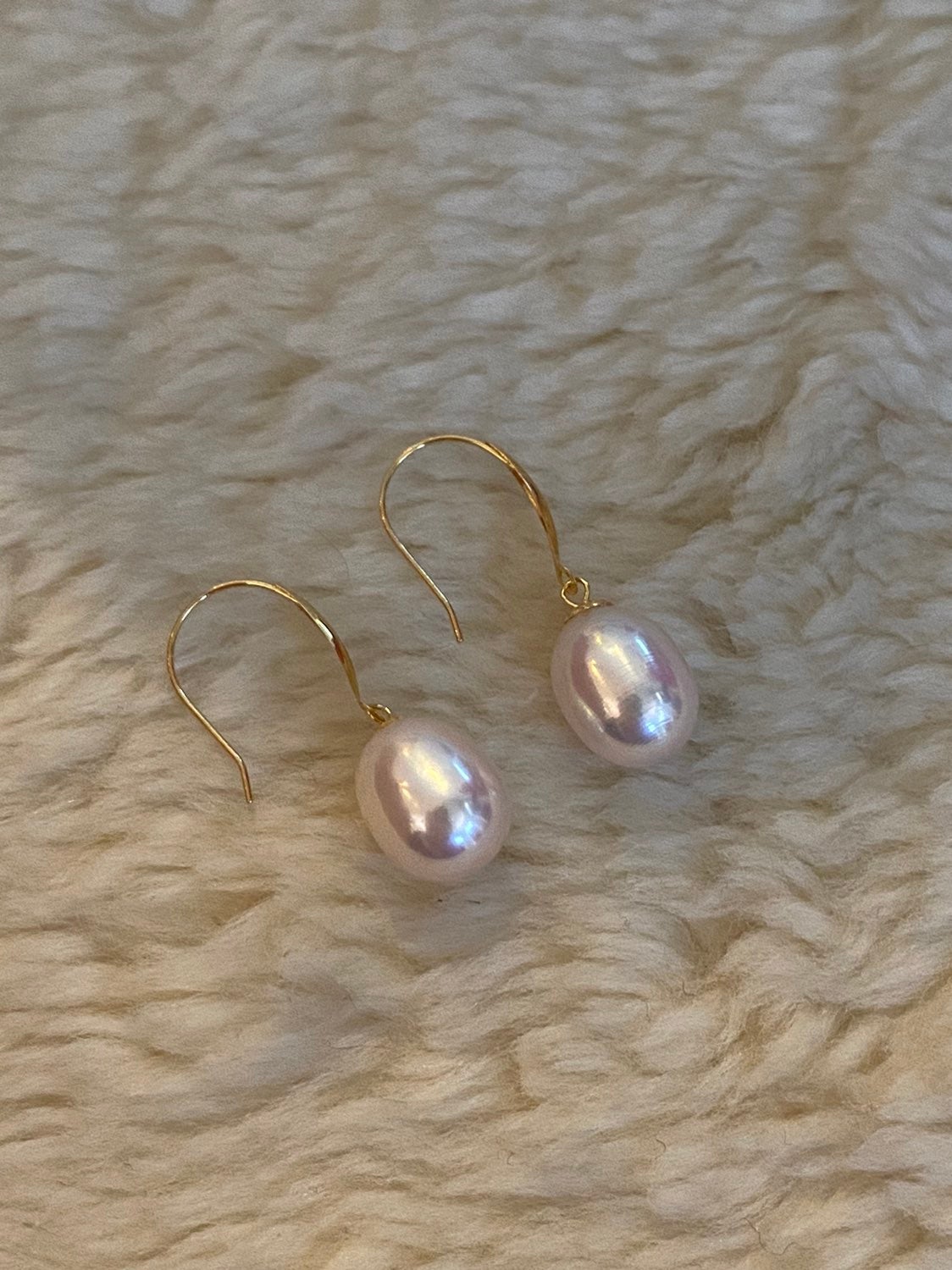 Solid 18k gold fresh water pearl earrings hook