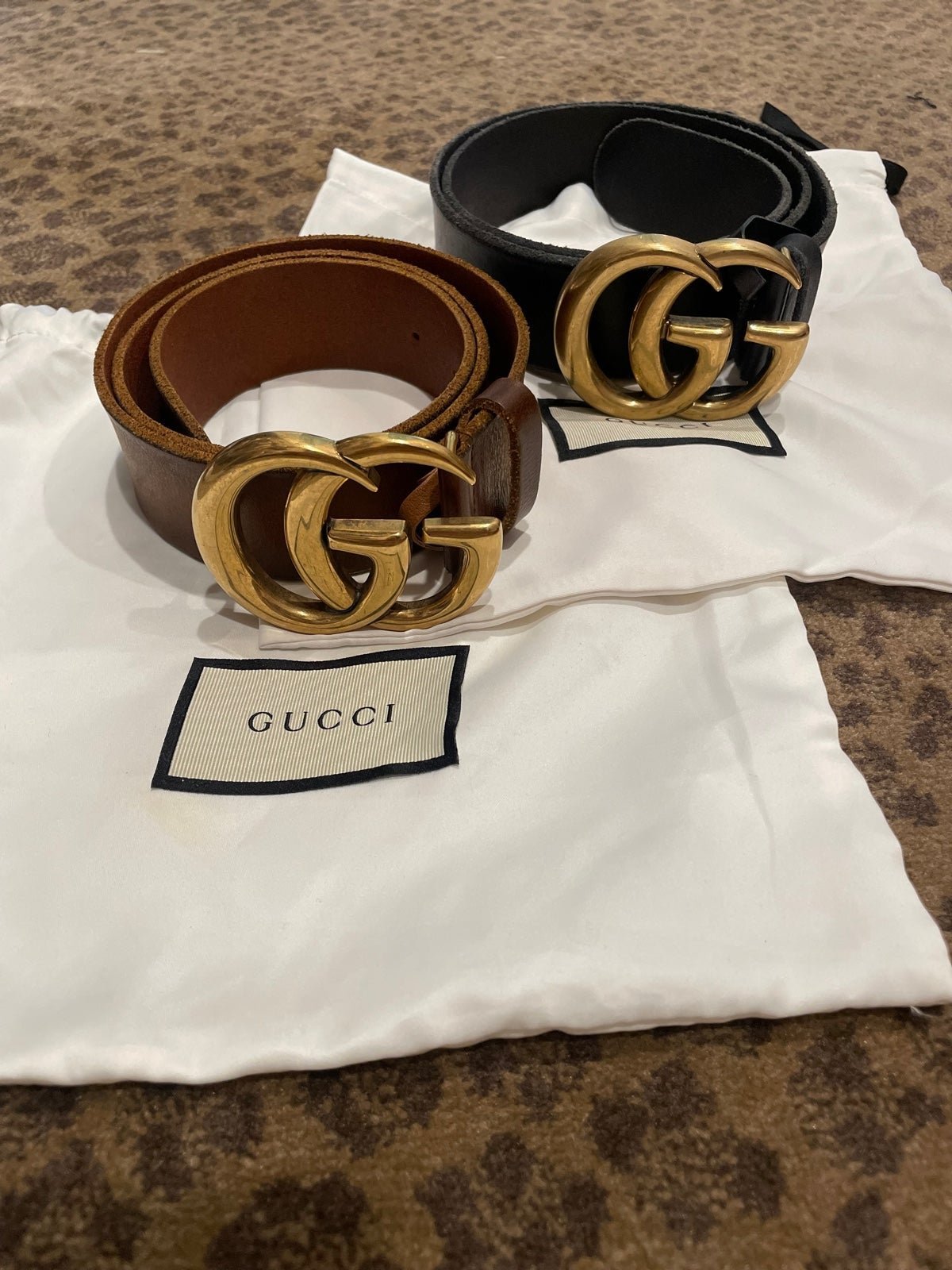 2 Women Gucci leather belt with double G buckle
