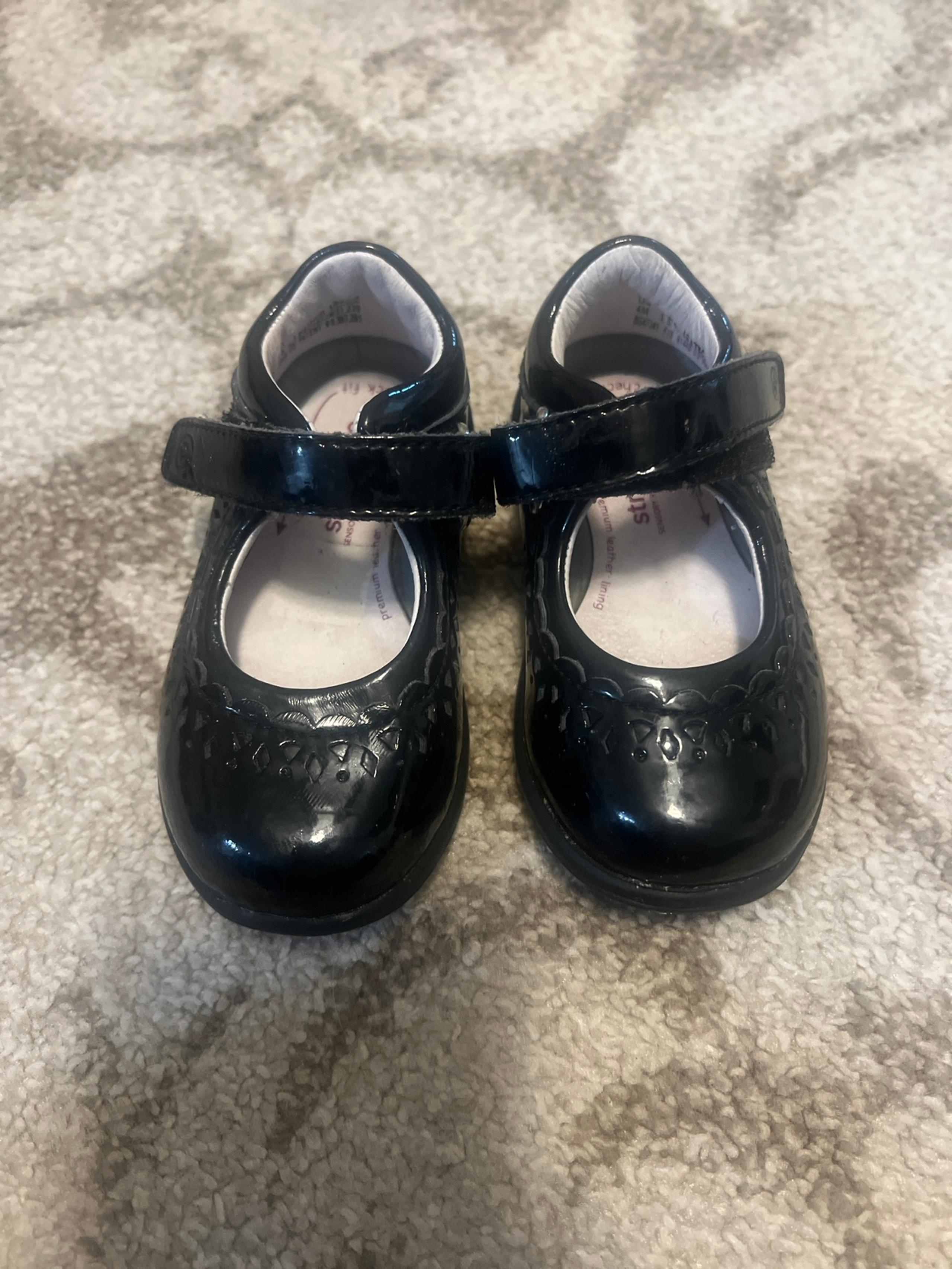 black Mary janes size 4 - Stride Rite