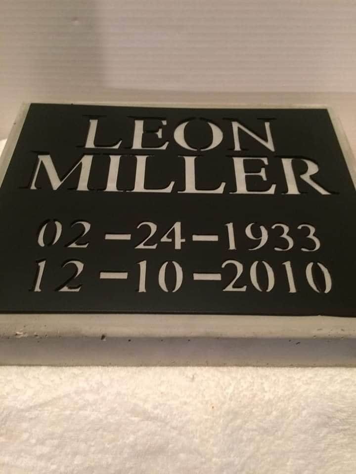 Memorial grave marker