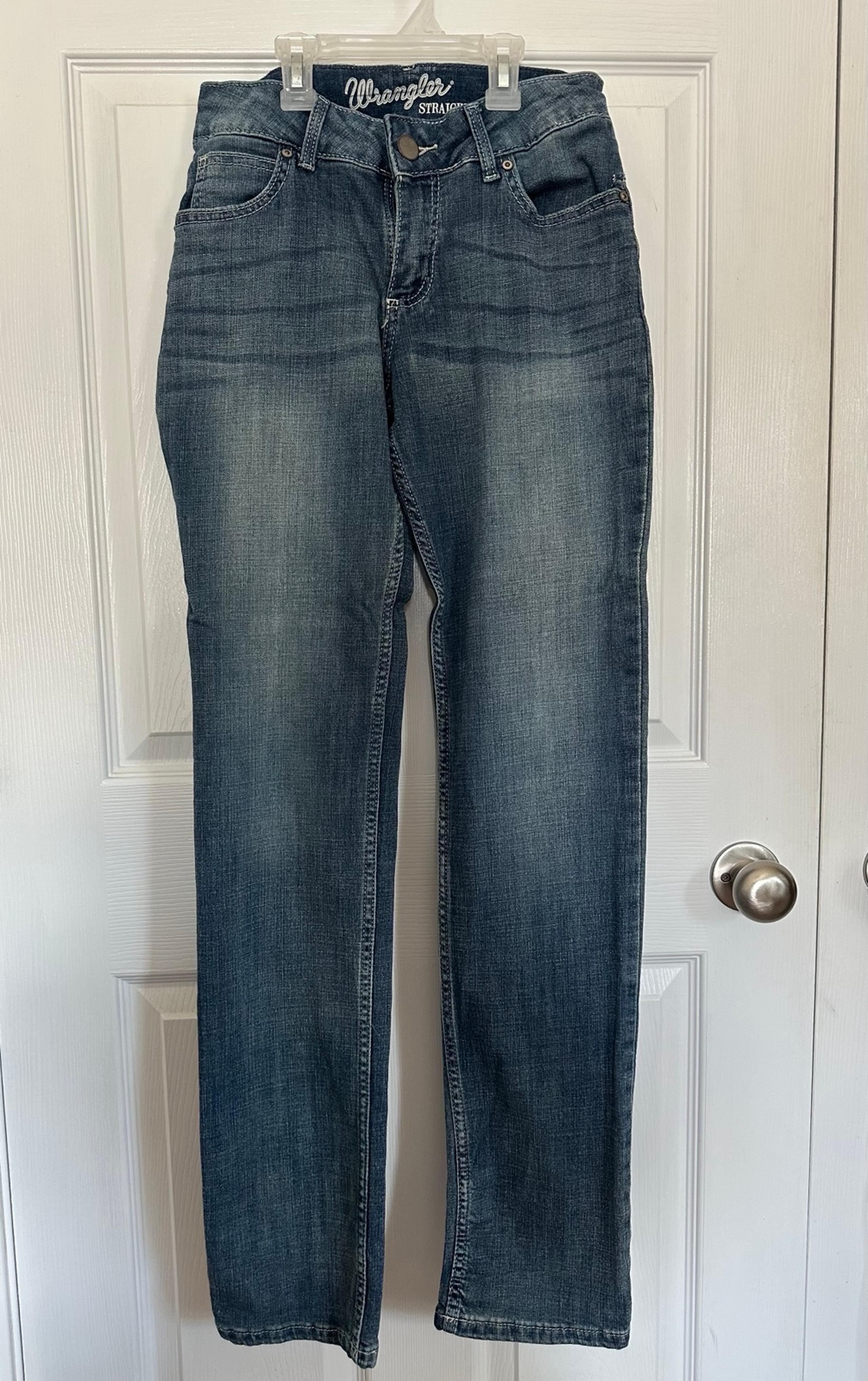 NWOT wrangler women’s straight leg jeans denim sz 4
