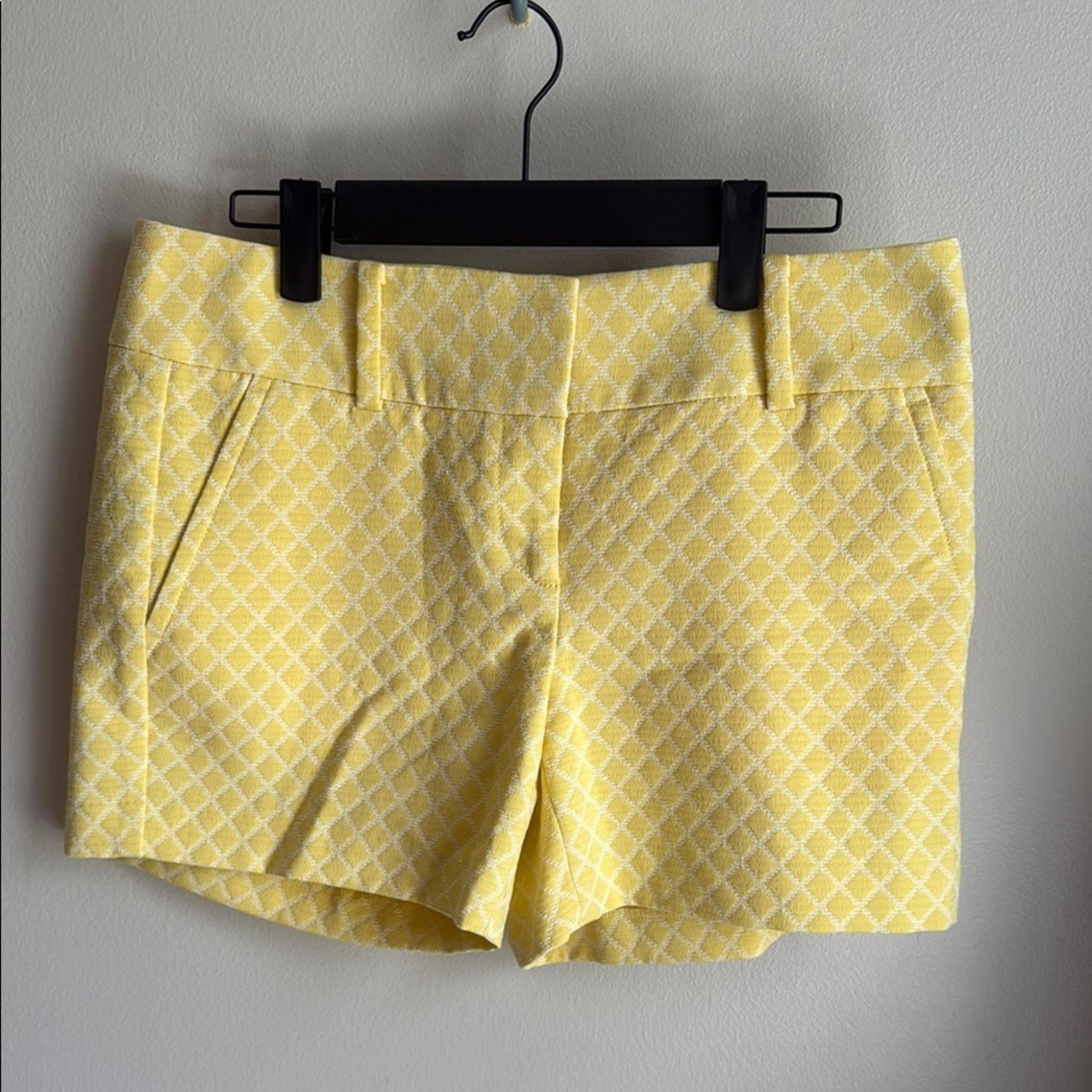 Ann Taylor NWT Yellow Patterned Women's Shorts Size 4 Modern Fit City Short