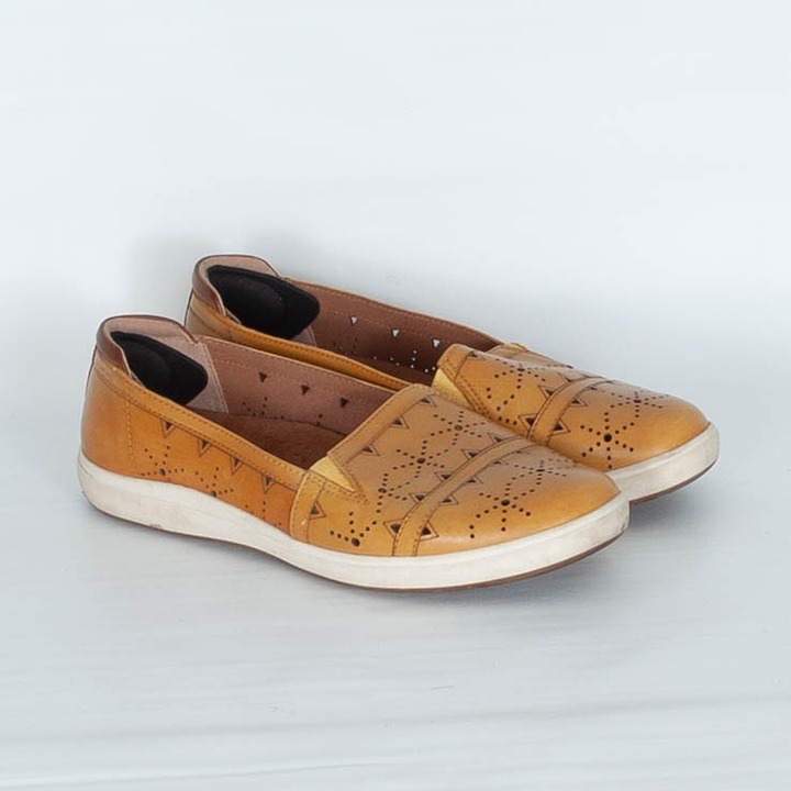 Cobb Hill Bailee Slip On Leather Loafers in Sweet Corn Womens Size 7.5