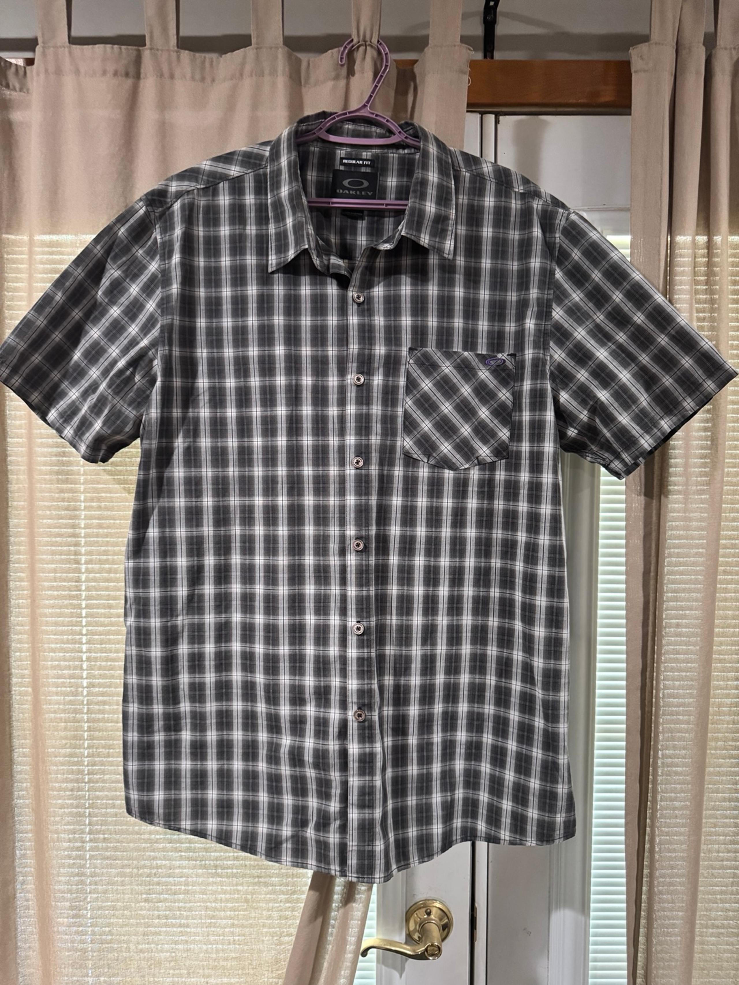 Men’s Oakley button up plaid shirt