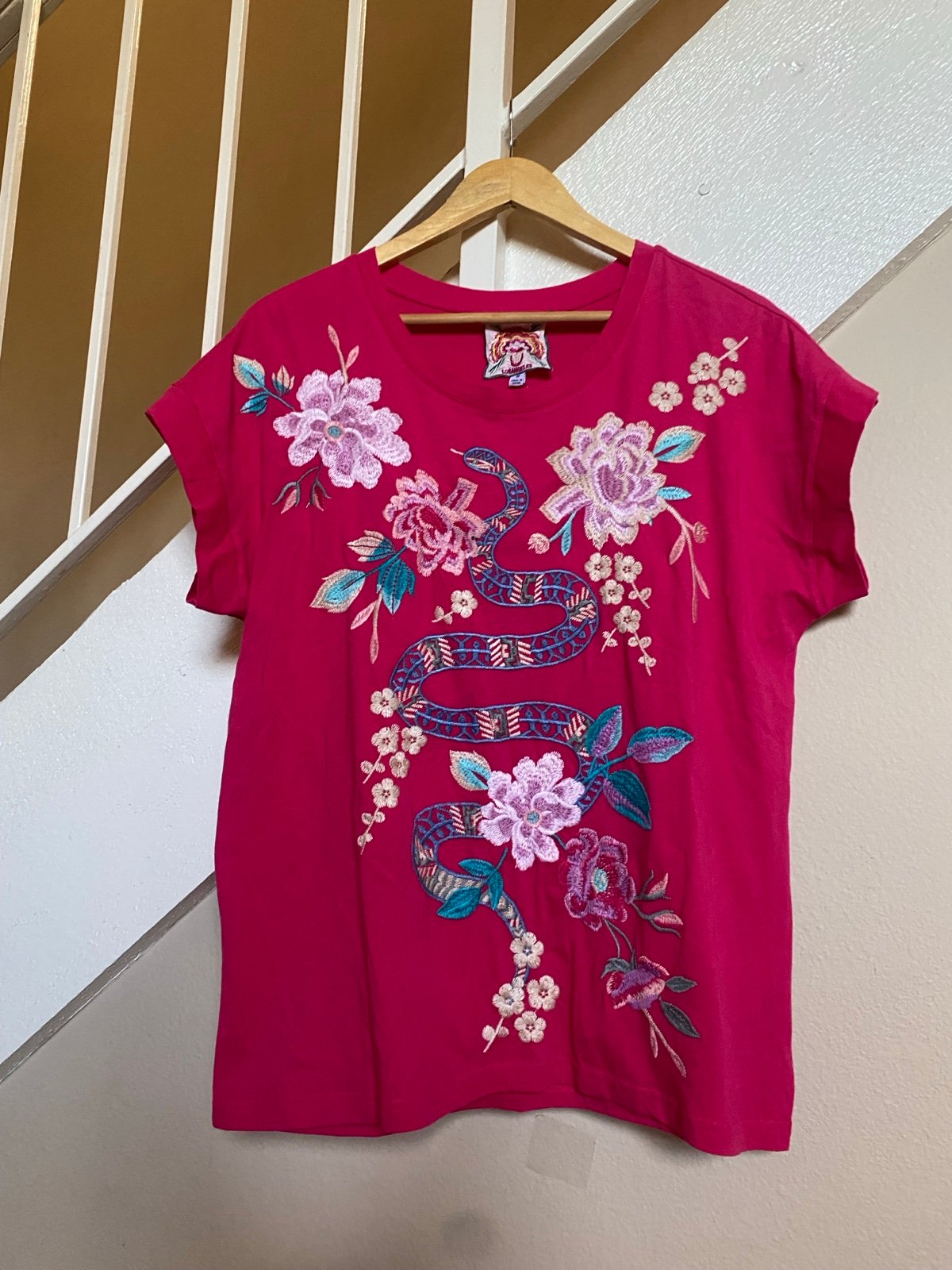 Jhony Was. Floral TShirt size M