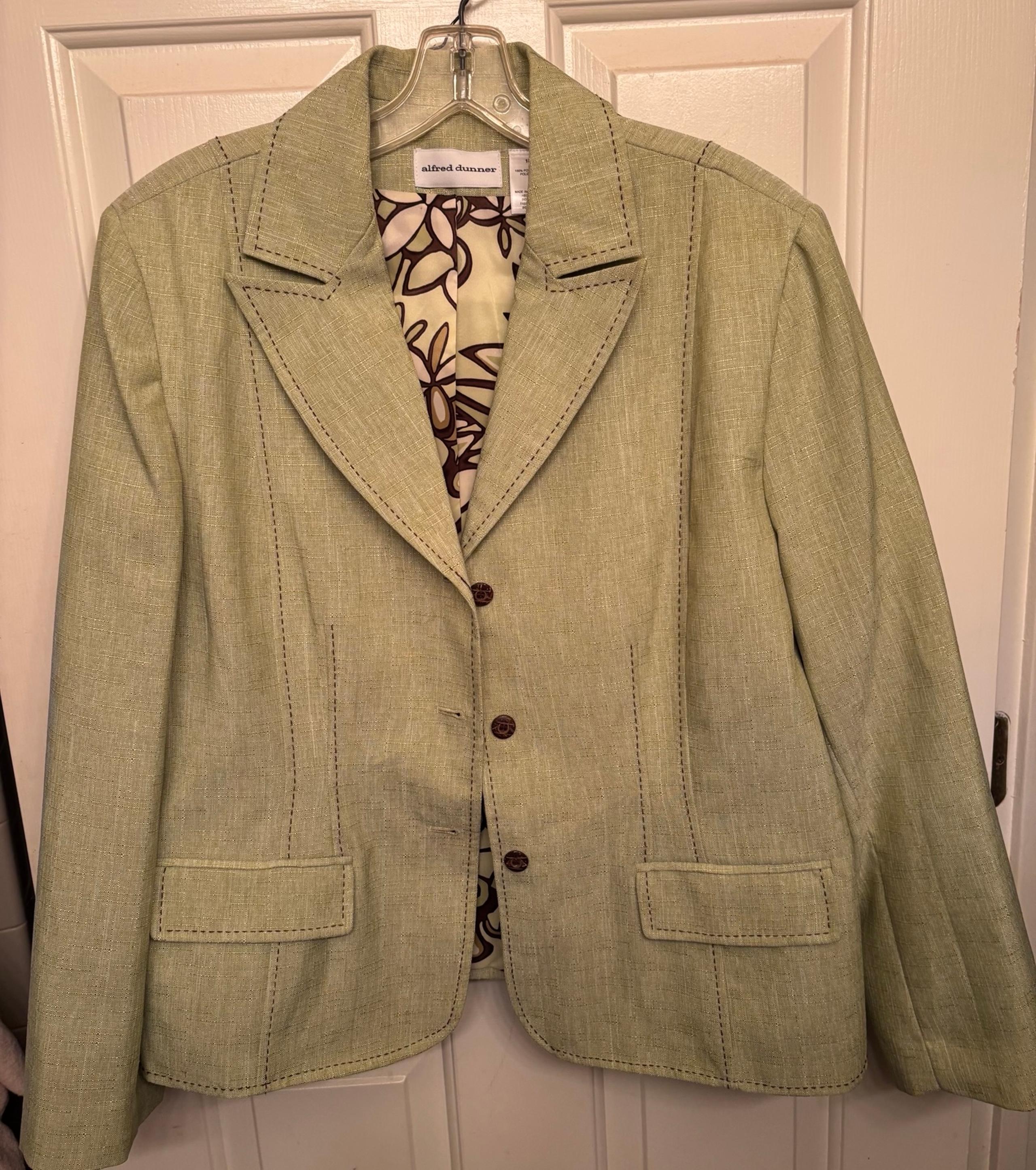 Alfred Dunner
Classics Womens Regular Fit Pant Suit & Blouse. Size 18