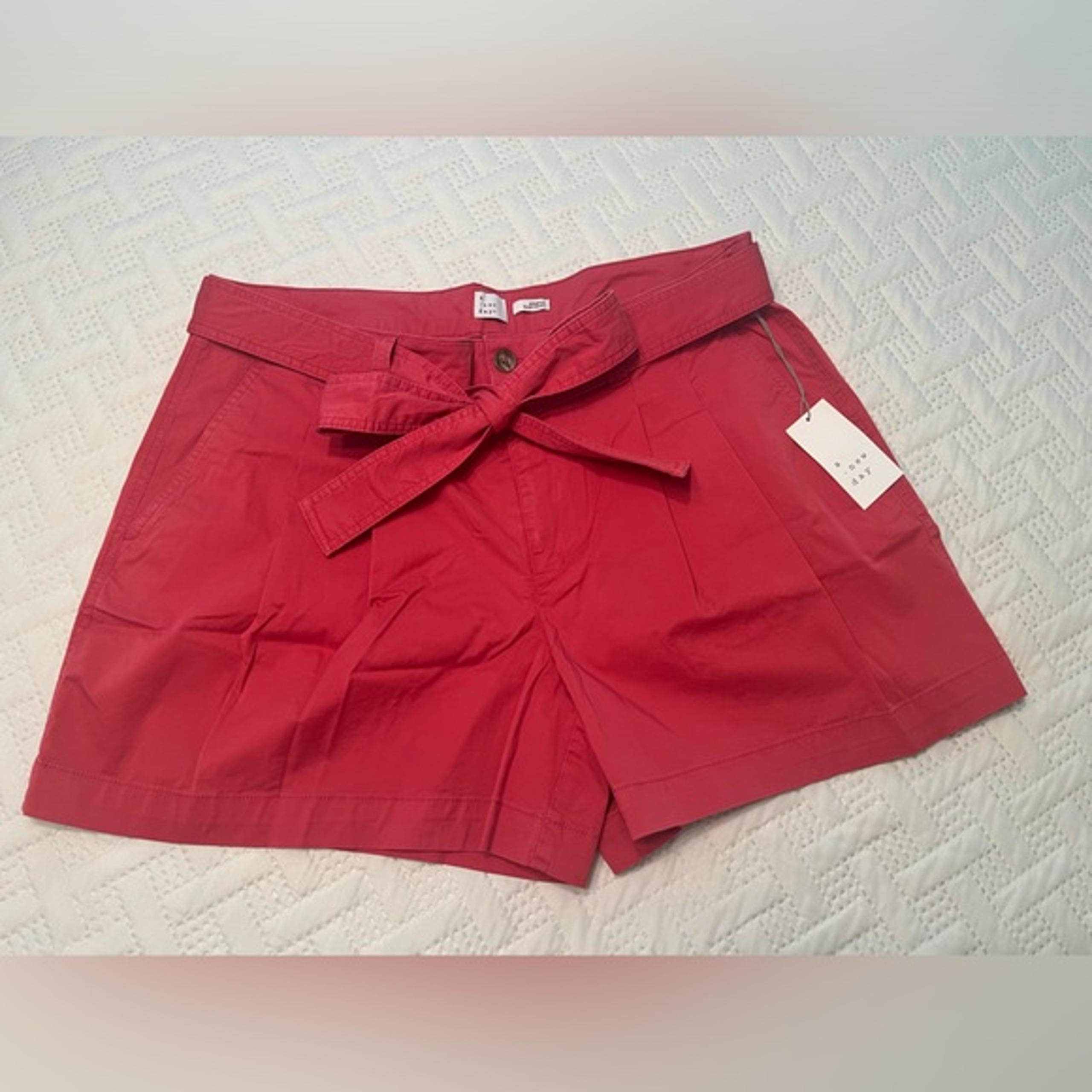 Ladies Women's Size 18 red shorts with zipper, stylish belt & fashionable tie.