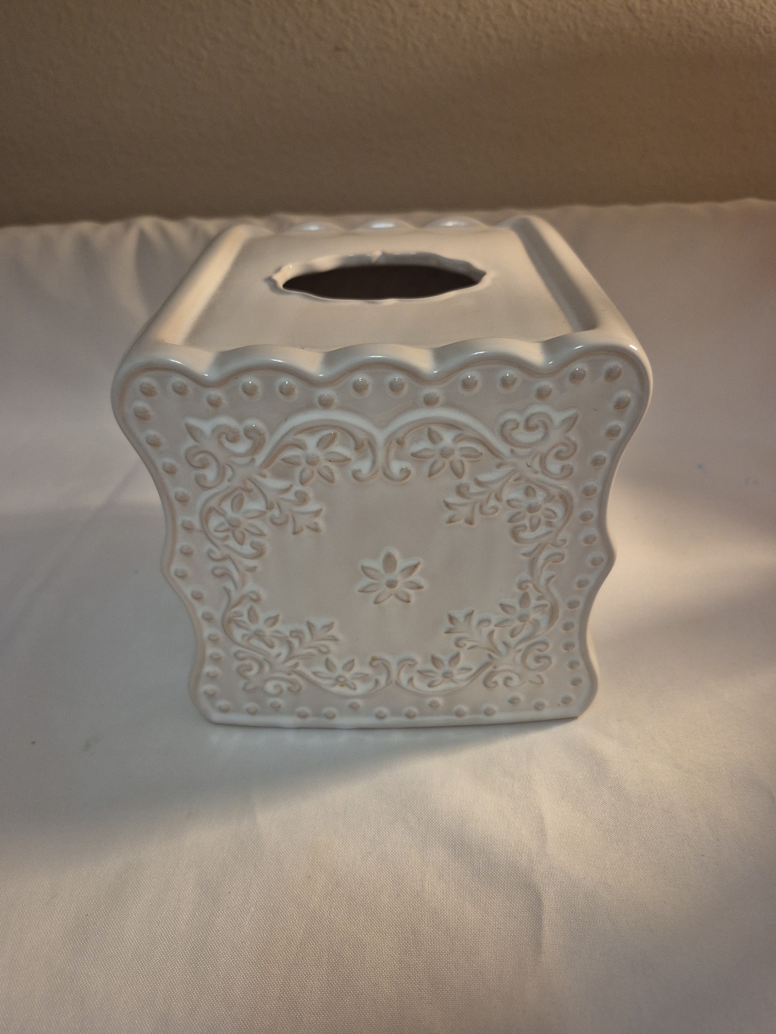 Ruffles Tissue Cover Ceramic Creative Bath Products