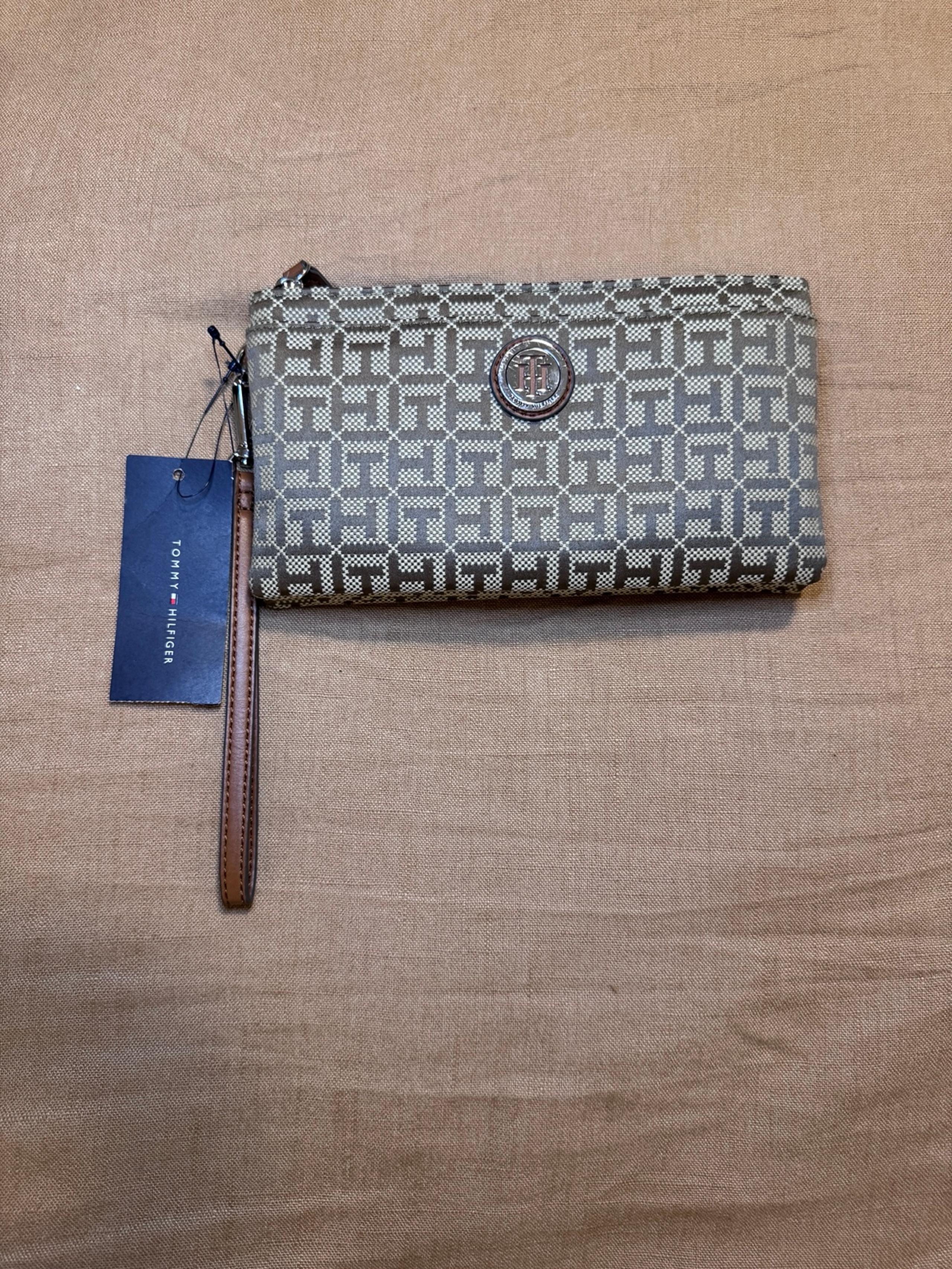 NWT Tommy Hilfiger Women's Logo Monogram Jacquard Phone Wristlet Wallet Clutch