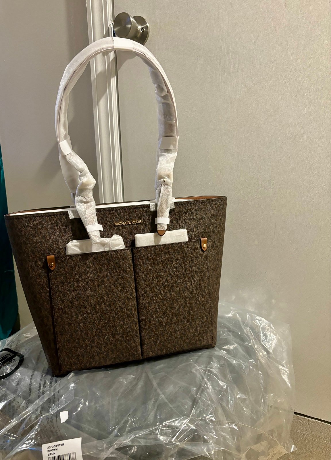 MICHAEL KORS JET SET TRAVEL MEDIUM DOUBLE POCKET TOTE SHOULDER BAG. PRICE: 498