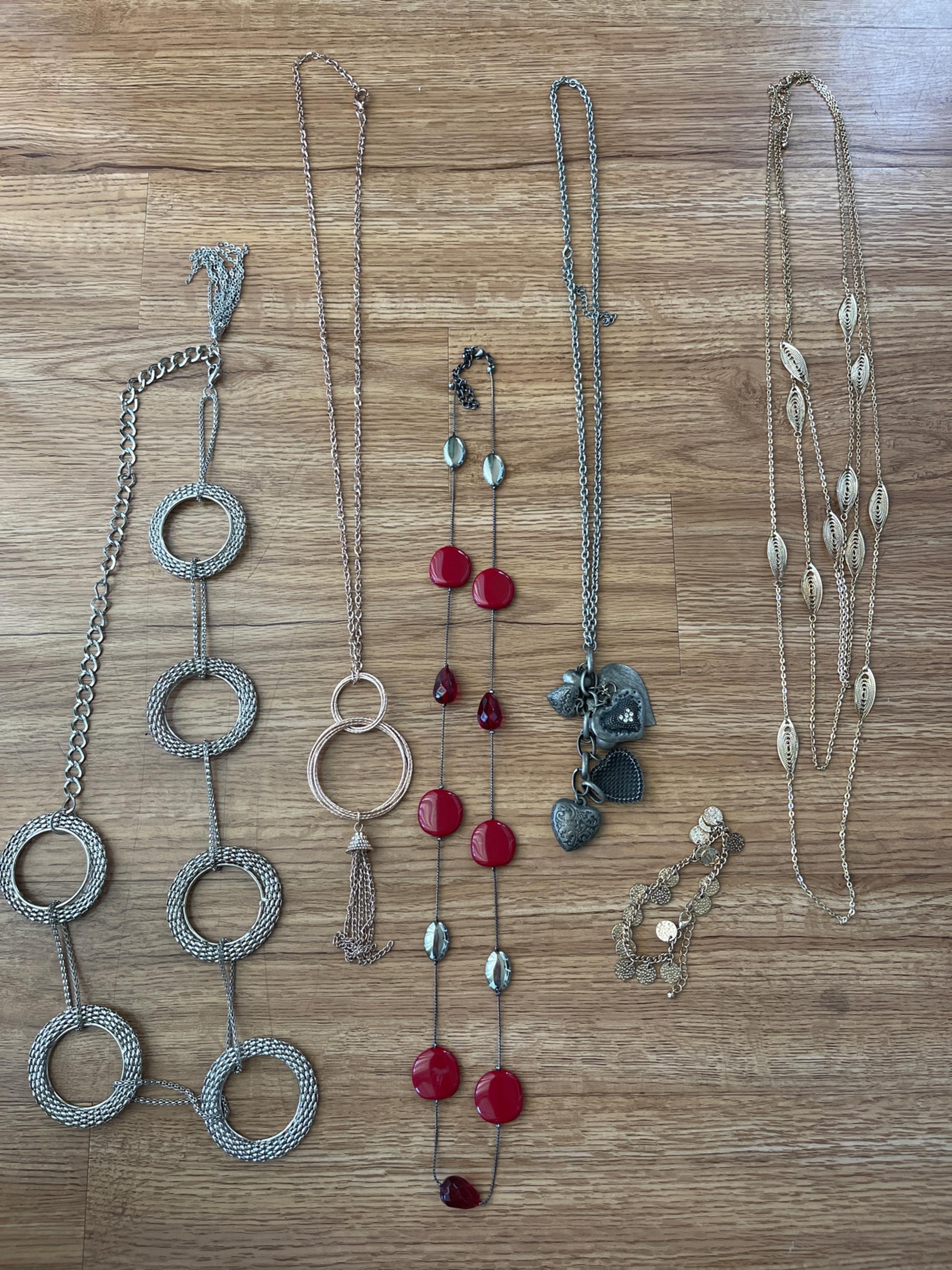 WOMENS LONG NECKLACE LOT