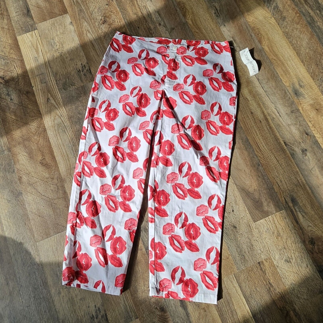 New Vintage 70s 80s lip pattern capri pants. New with tags. Retro. Rave.