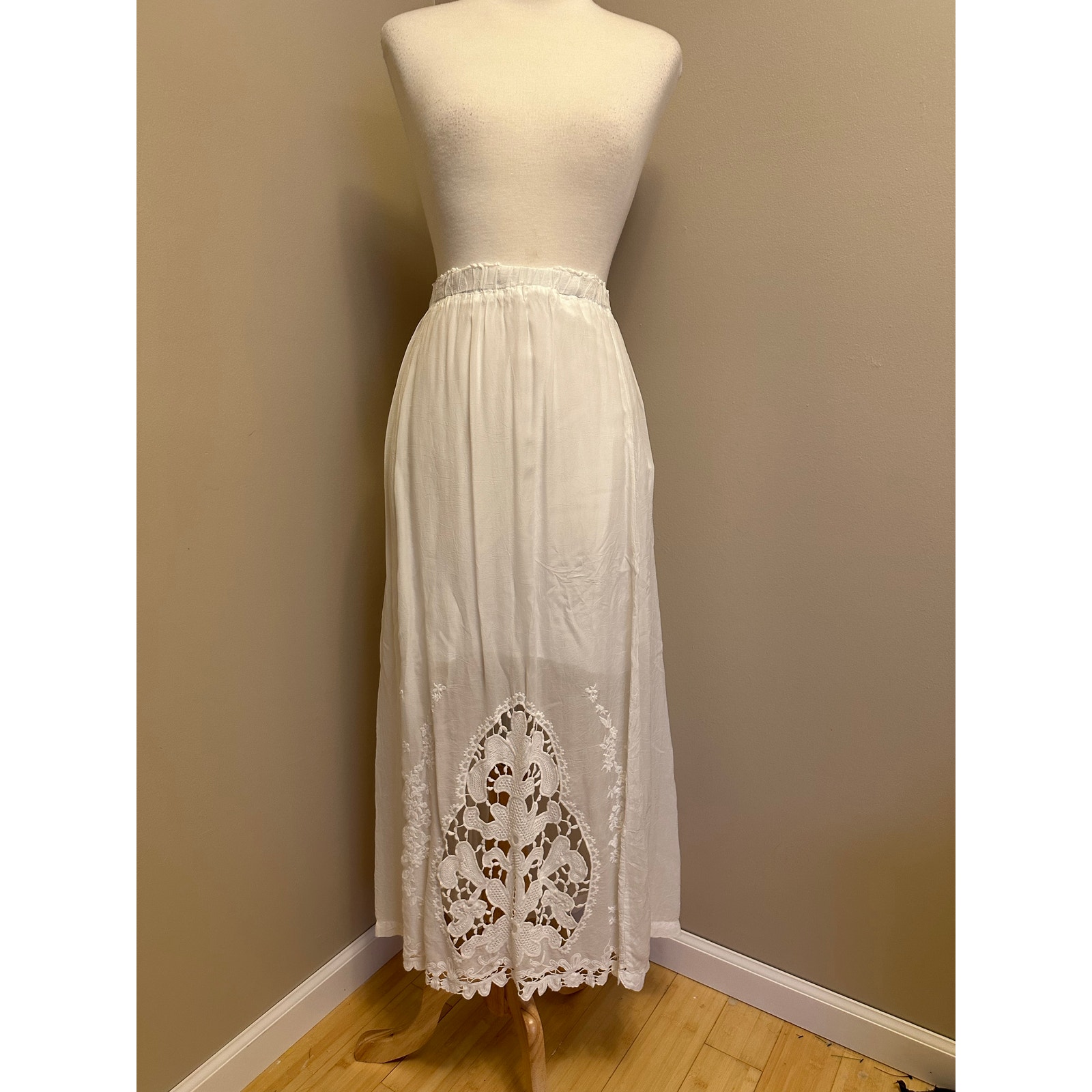 Johnny Was Eyelet Embroidered White Cupra Rayon Skirt Lined Sz Large