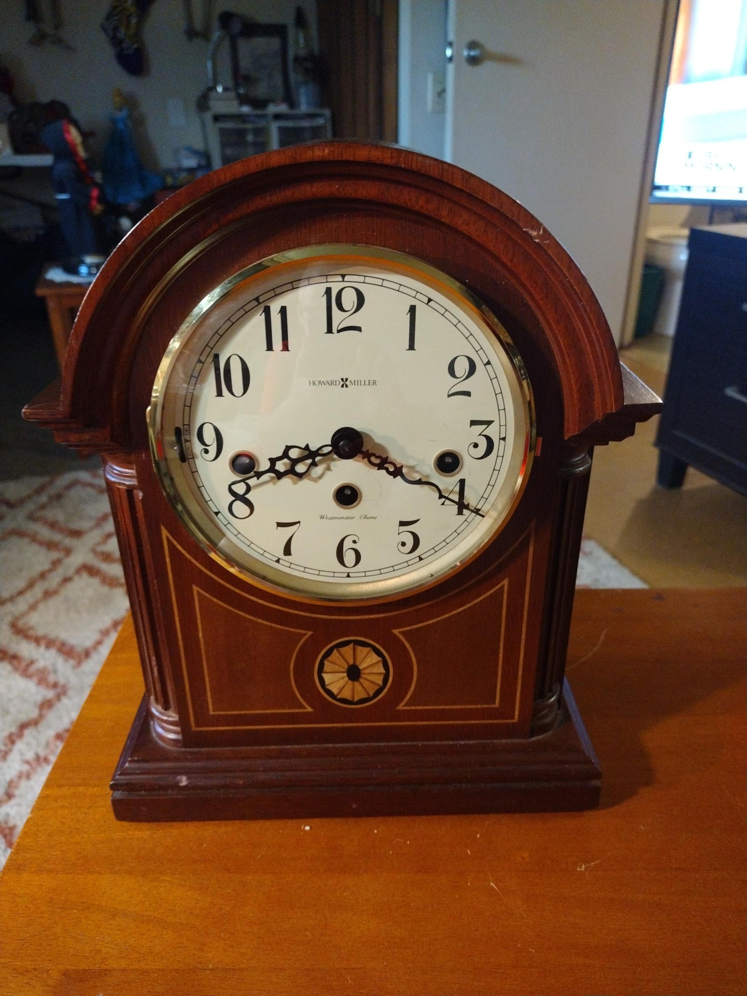 Vintage 1994 Barrister Mantle clock w/Westminster chimes.(613-180) - Howard Miller