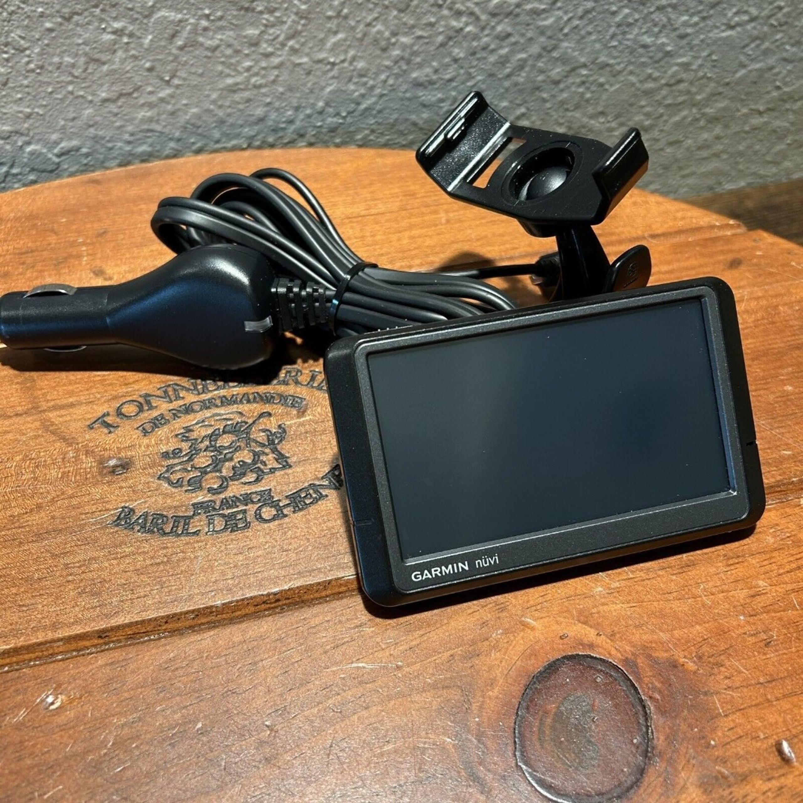 Garmin Nuvi 265W Portable GPS Vehicle Navigation Bundle with Dash Mount