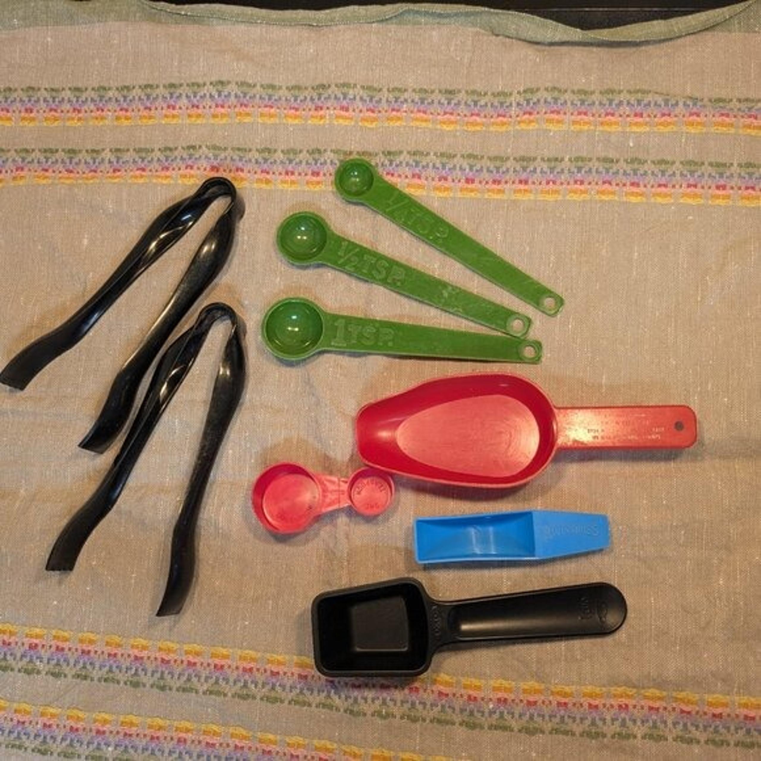 Scoops, measuring spoons, tongs, coffee measure
