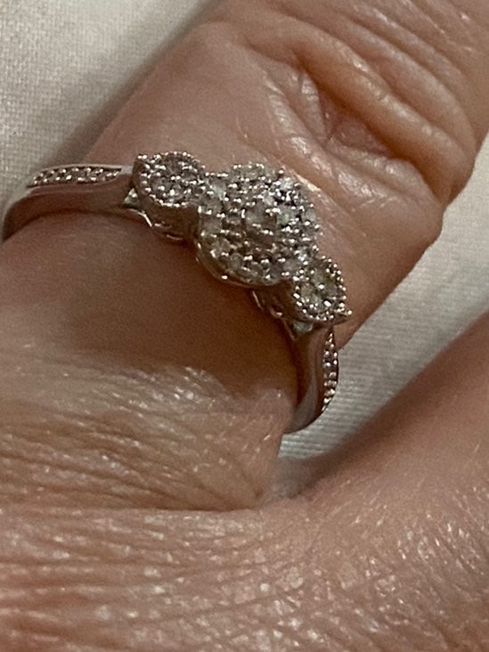 Beautiful .925 silver diamond engagement ring
