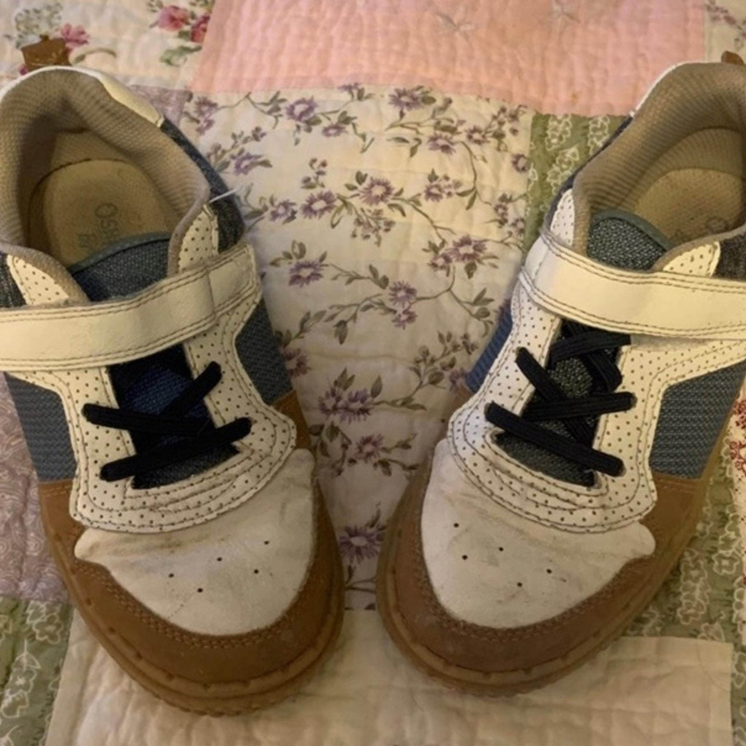 OshKosh B'Gosh Boys Size 3 Tennis Shoes