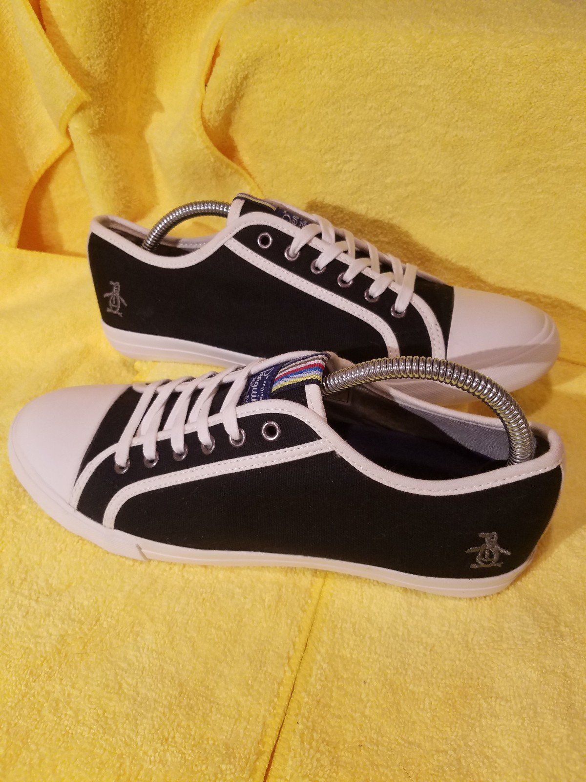 PENGUIN SNEAKERS BY MUNSINGWEAR -- NEW-- MEN'S SIZE (9) BLACK WOMENS SIZE (10.5