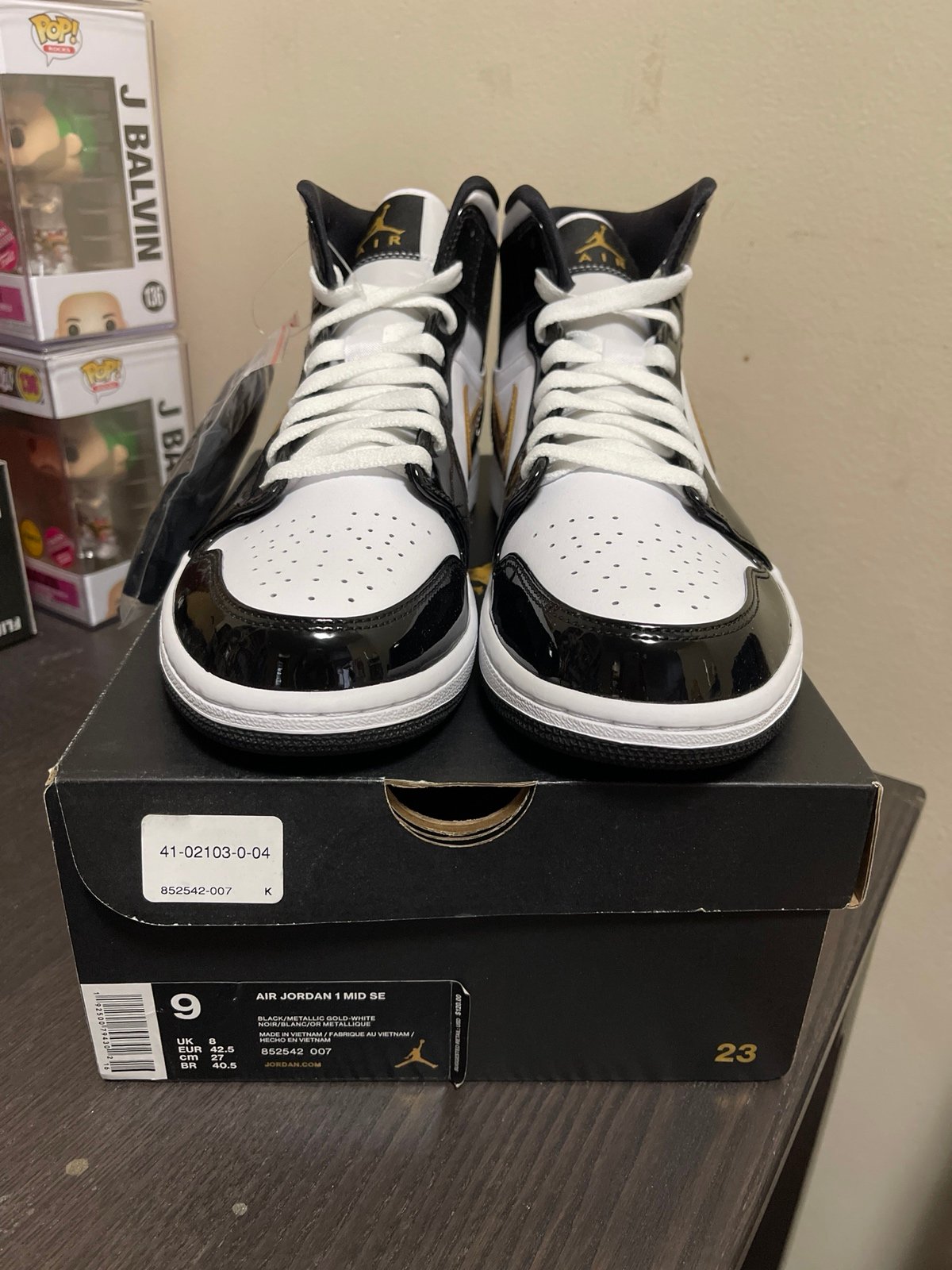 Air Jordan 1 Mid SE unmatched size