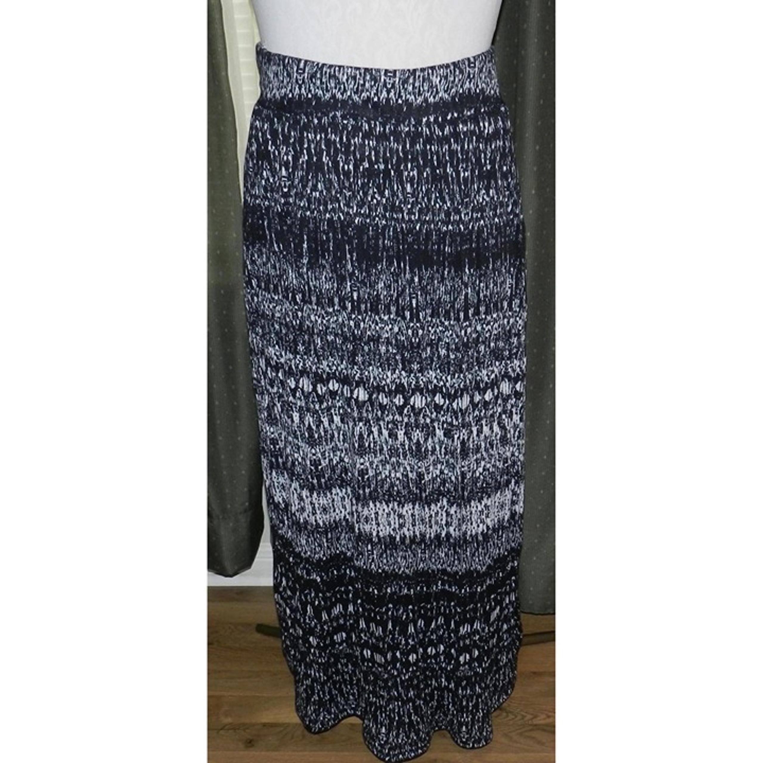 Avenue size 22W / 24W poly knit black / white skirt stretchy artsy plus size