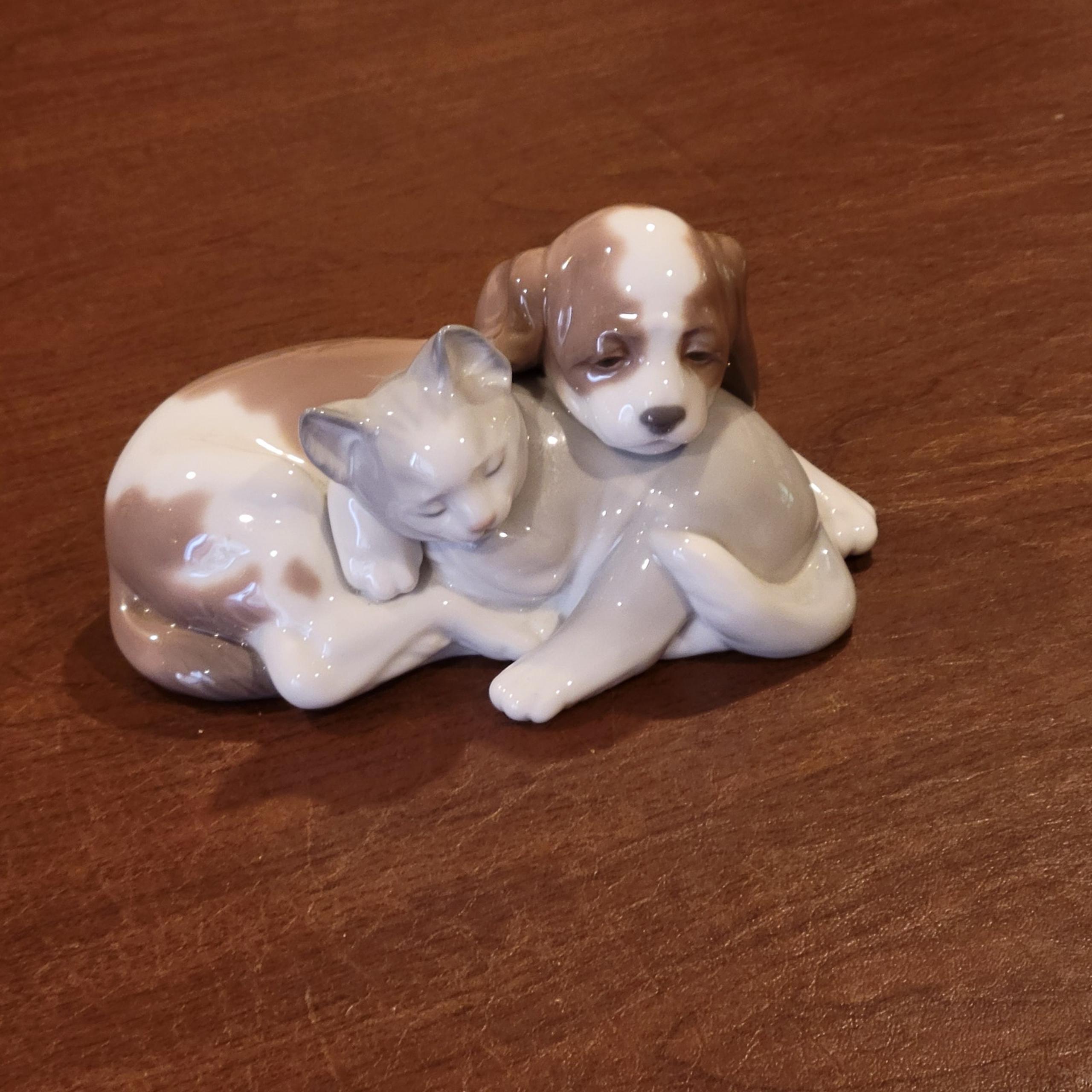 Lladro Daisa 1998 BOSOM BUDDIES Figurine 6599 Dog Cat Retired