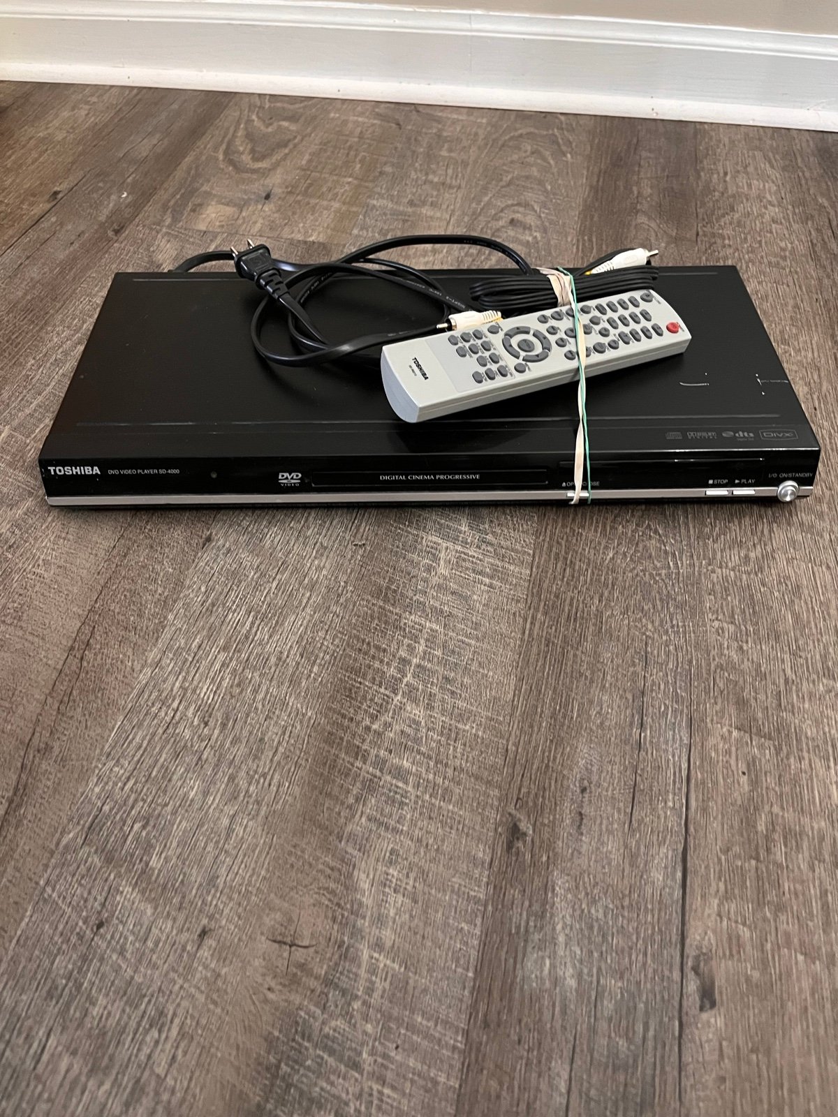 Toshiba SD 4000 DVD Player (W/ REMOTE)