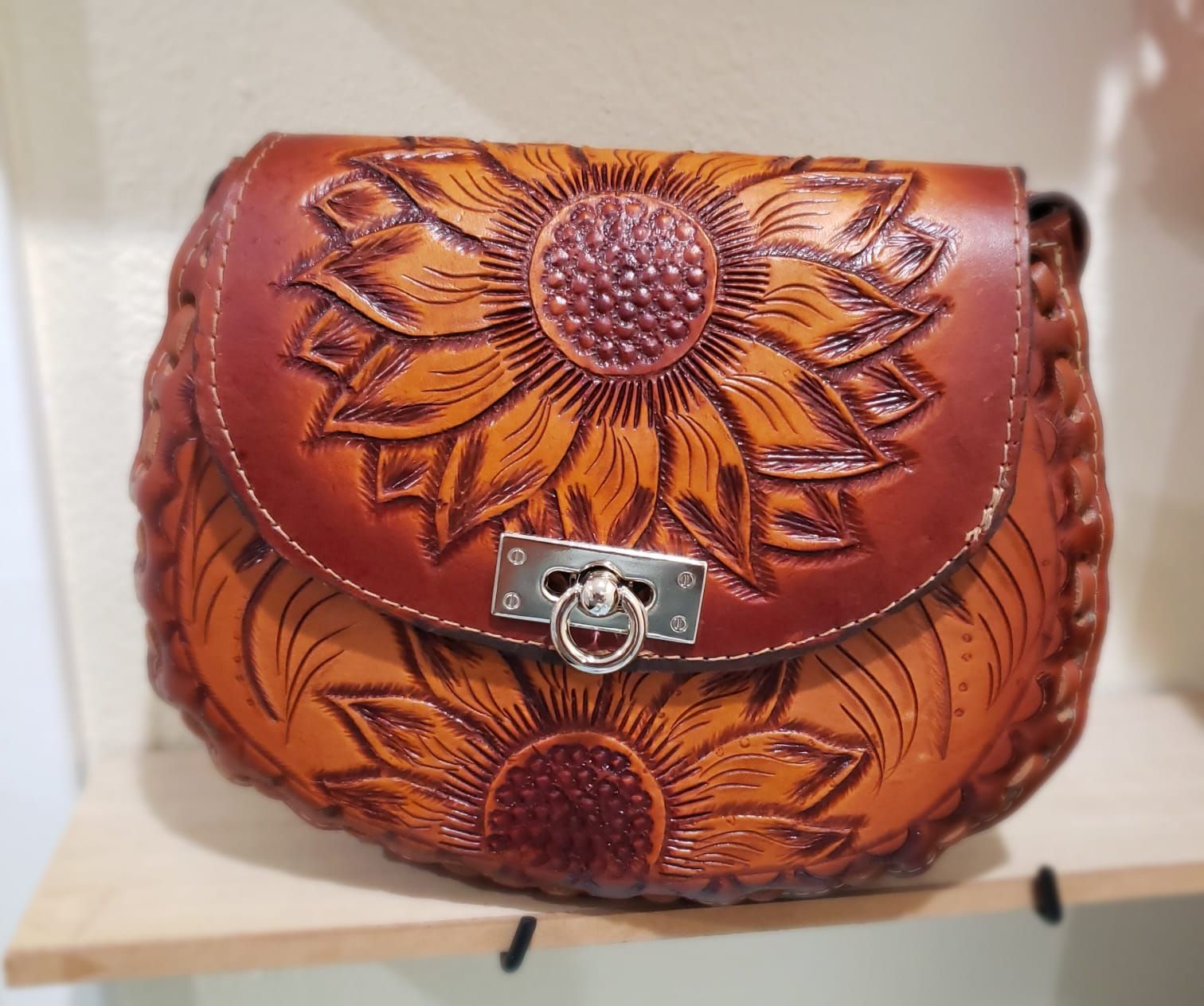 LEATHER CINCELADO SHOULDER BAG