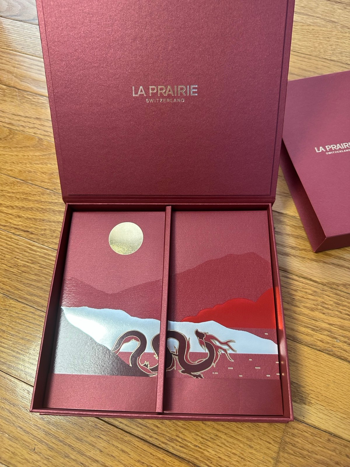 La Prairie red pocket