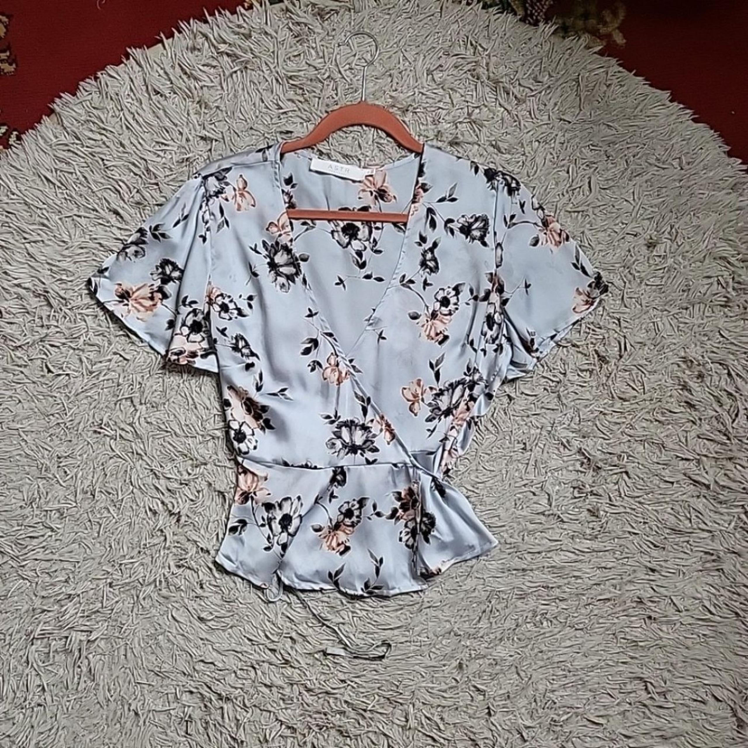 ASTR The Label Wrap Blouse Top Floral Coquette Girly Size M Medium Spring Summer
