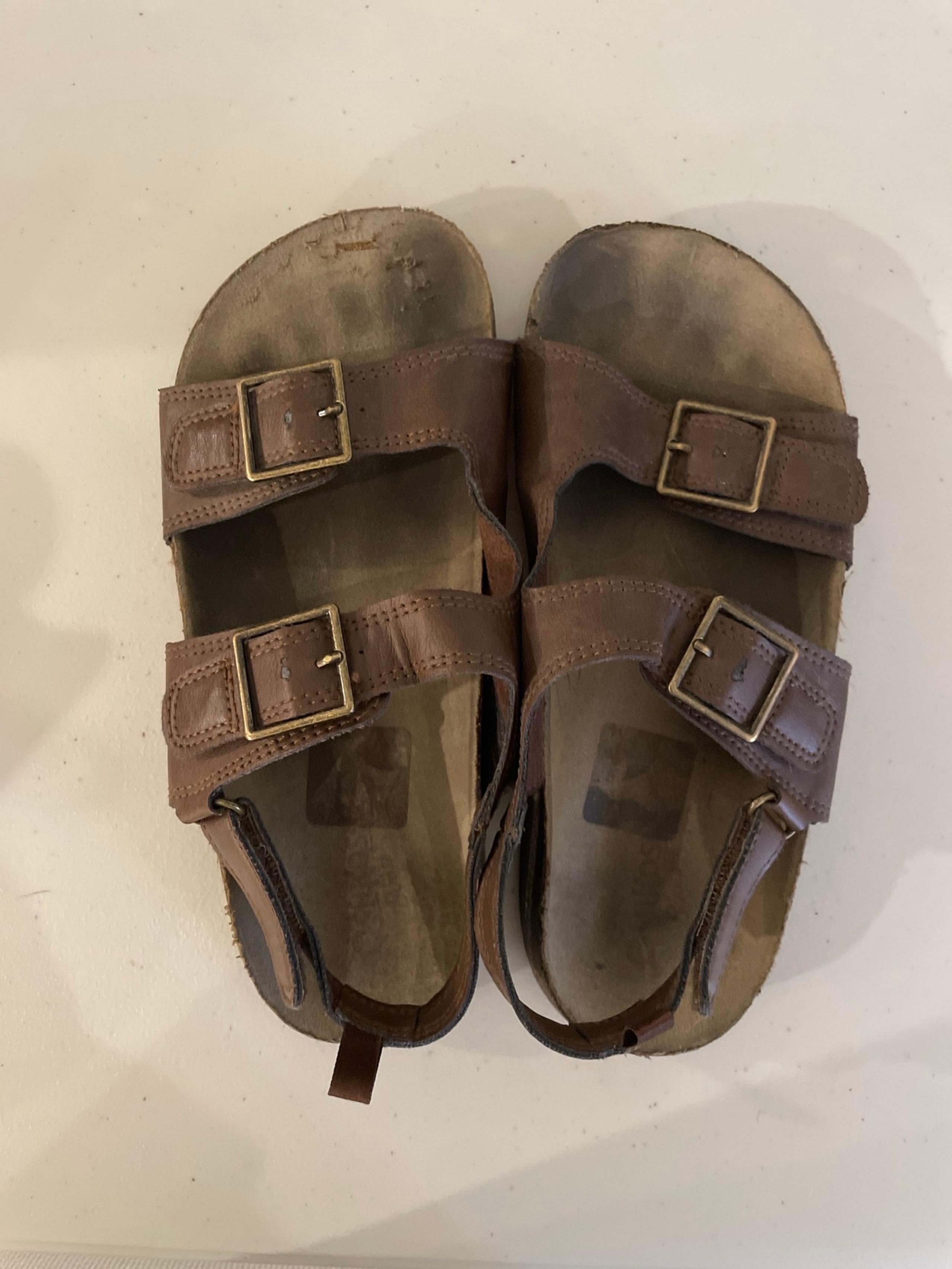 Oshkosh b’gosh size 3 boys sandals