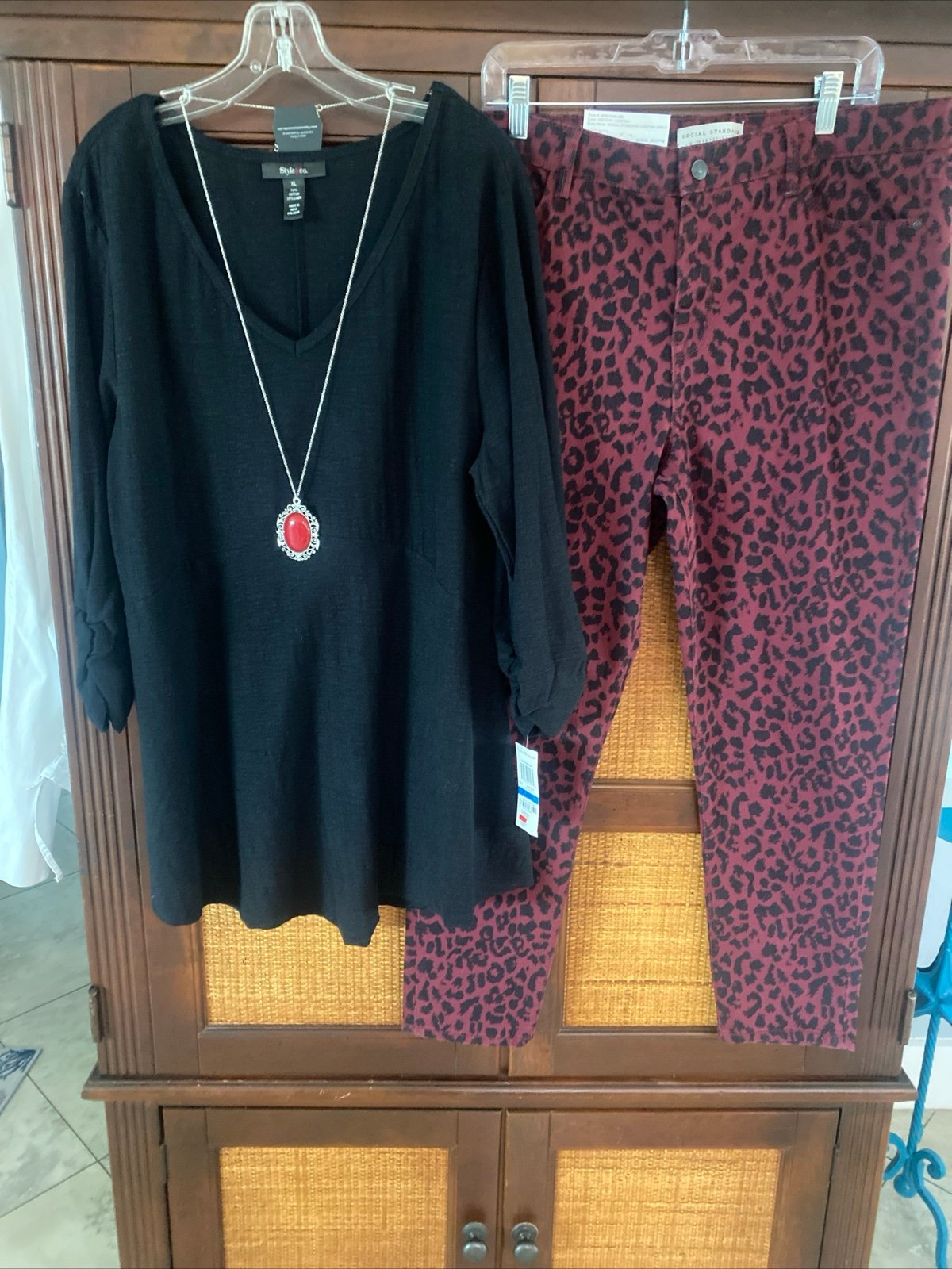 All New! Women’s Outfit: XL Top; 16 Jeans. Jewelry Set.