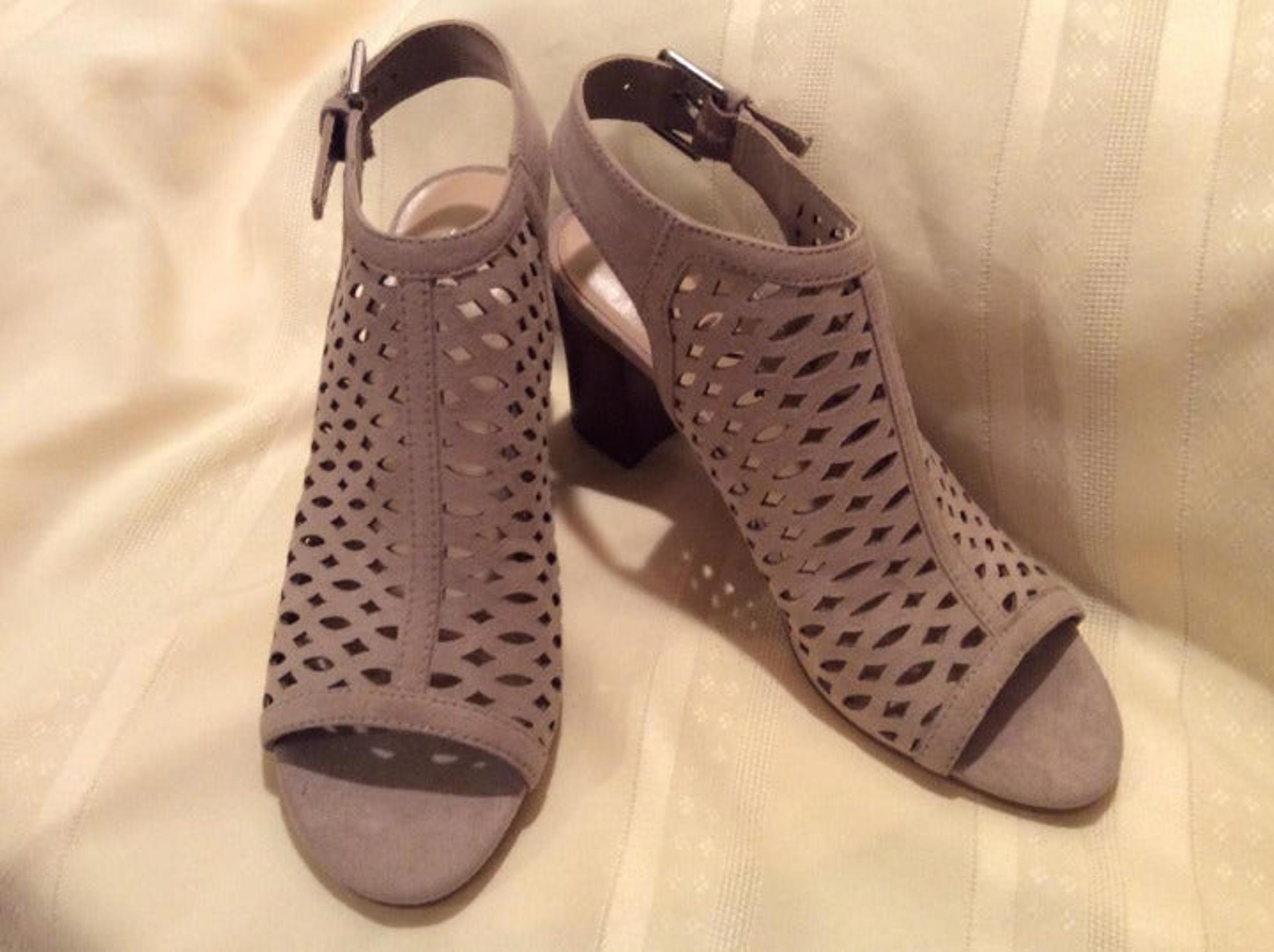 UNISA Heels beige suede mesh peep-toe  3" block wood heels NWOT Size 7