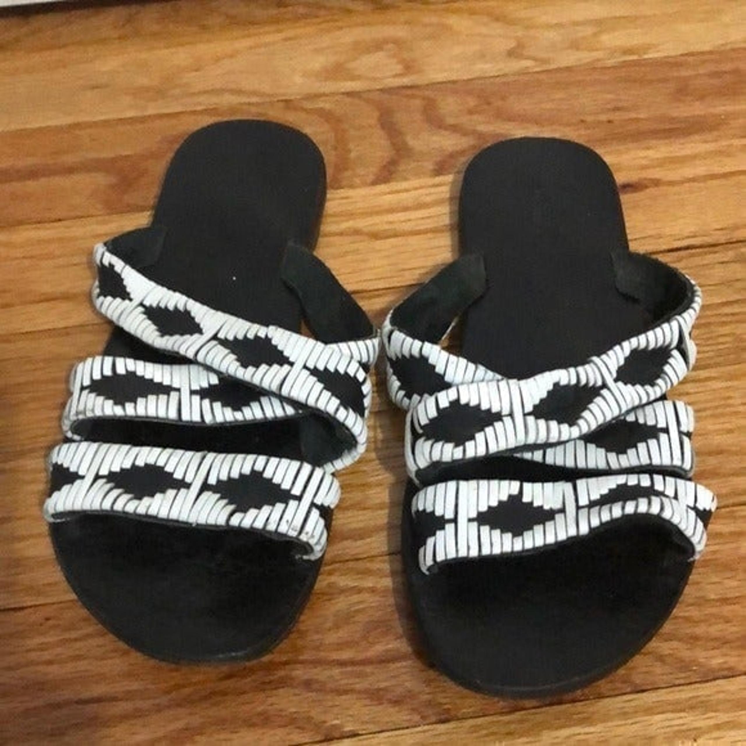 Urban outfitters white and black slip on sandals women's size 7