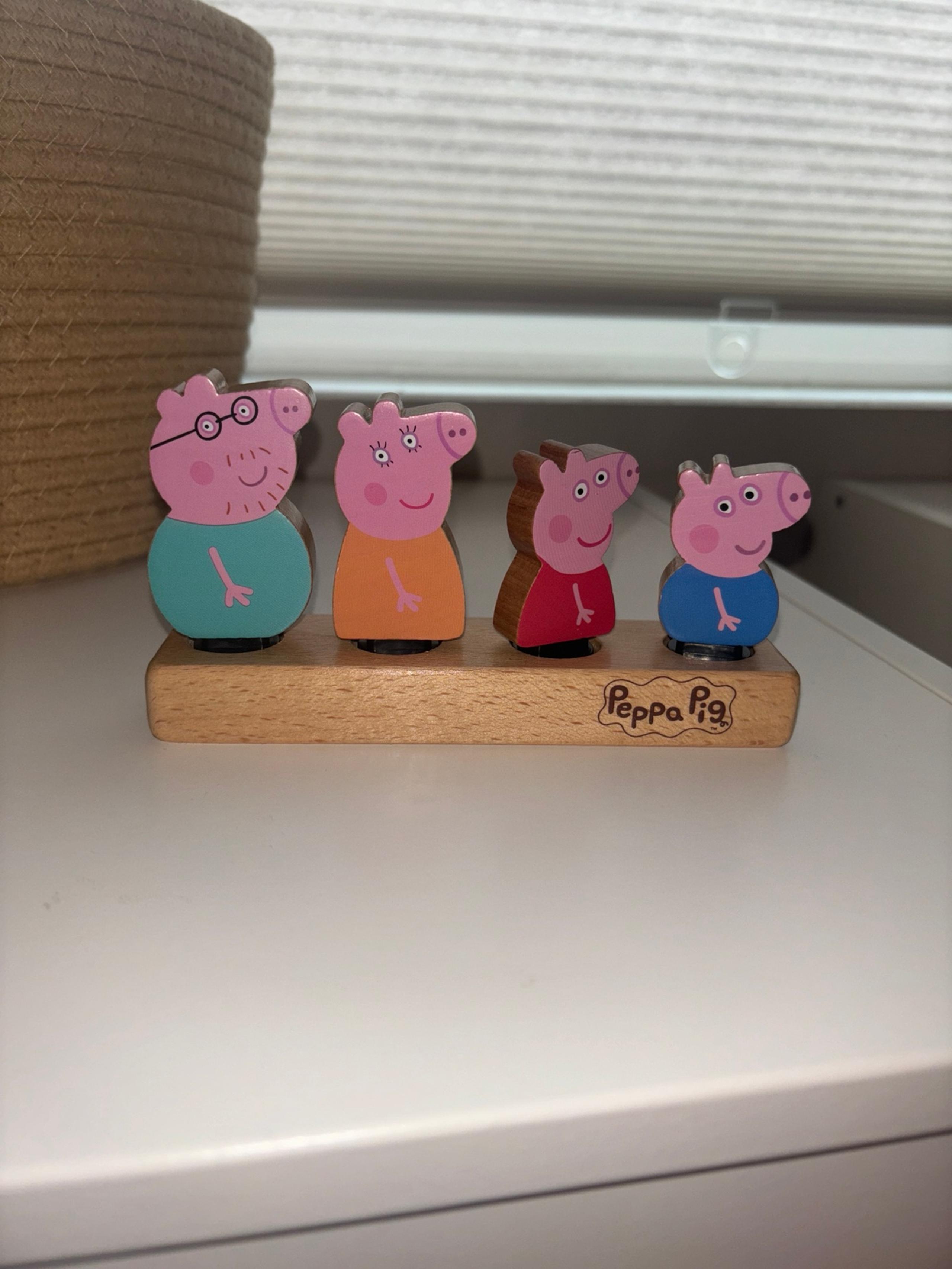 Wooden Peppa pig family figurines with stand