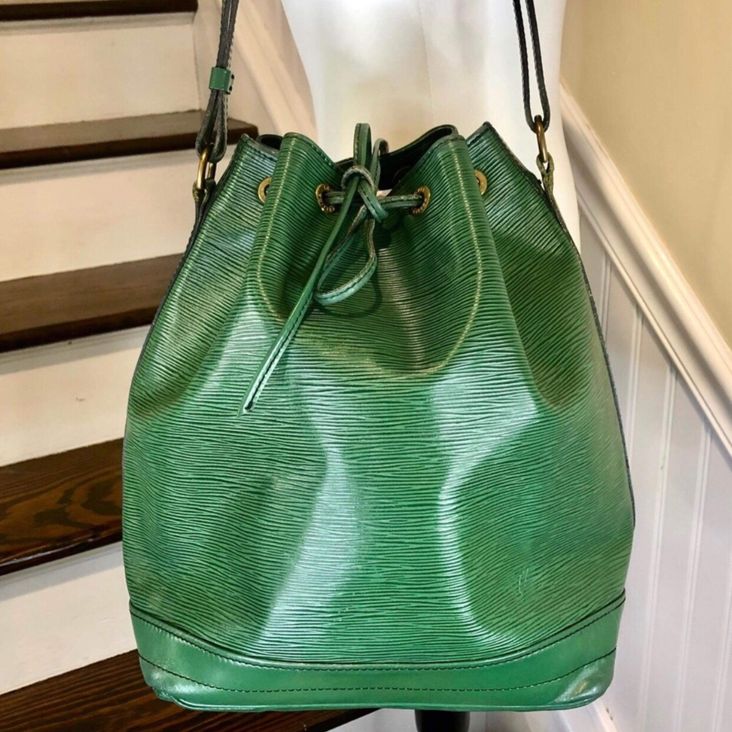 LOUIS VUITTON Epi Leather Noe GM Green Drawstring Bucket Vintage Shoulder Bag