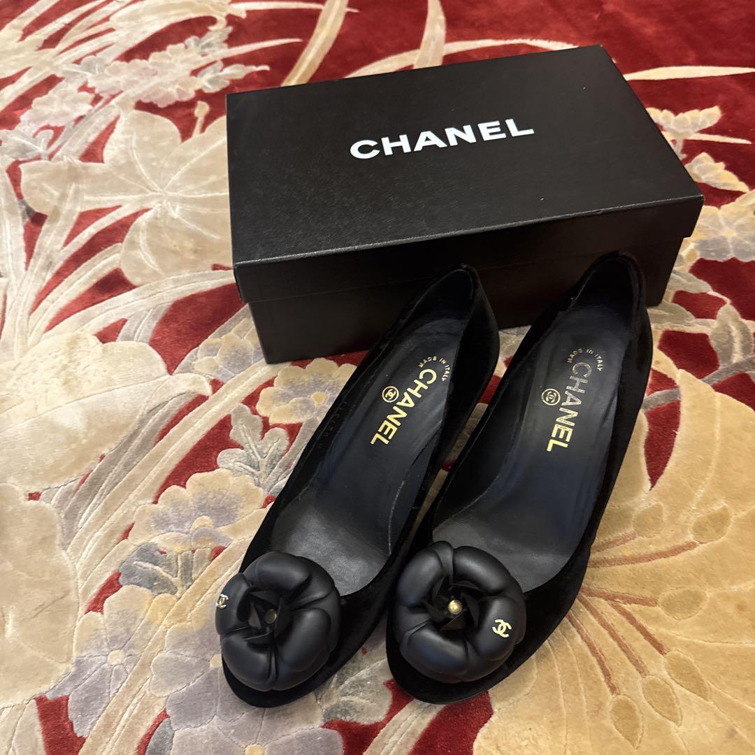CHANEL black velvet pumps