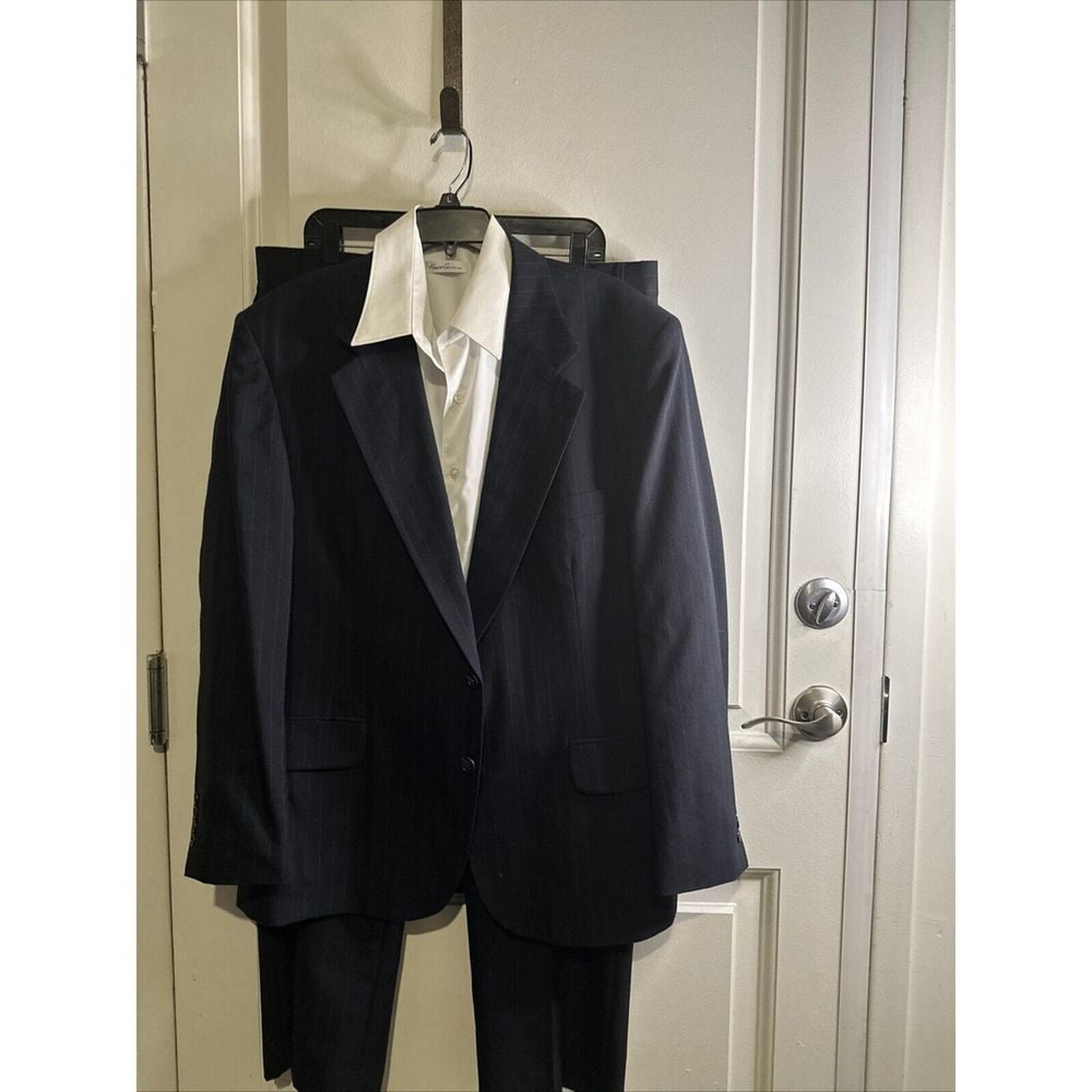 Barrington 2 Piece Suit Mens 44 R  38 X 30 Pin Stripe Navy Blue Wool Blend