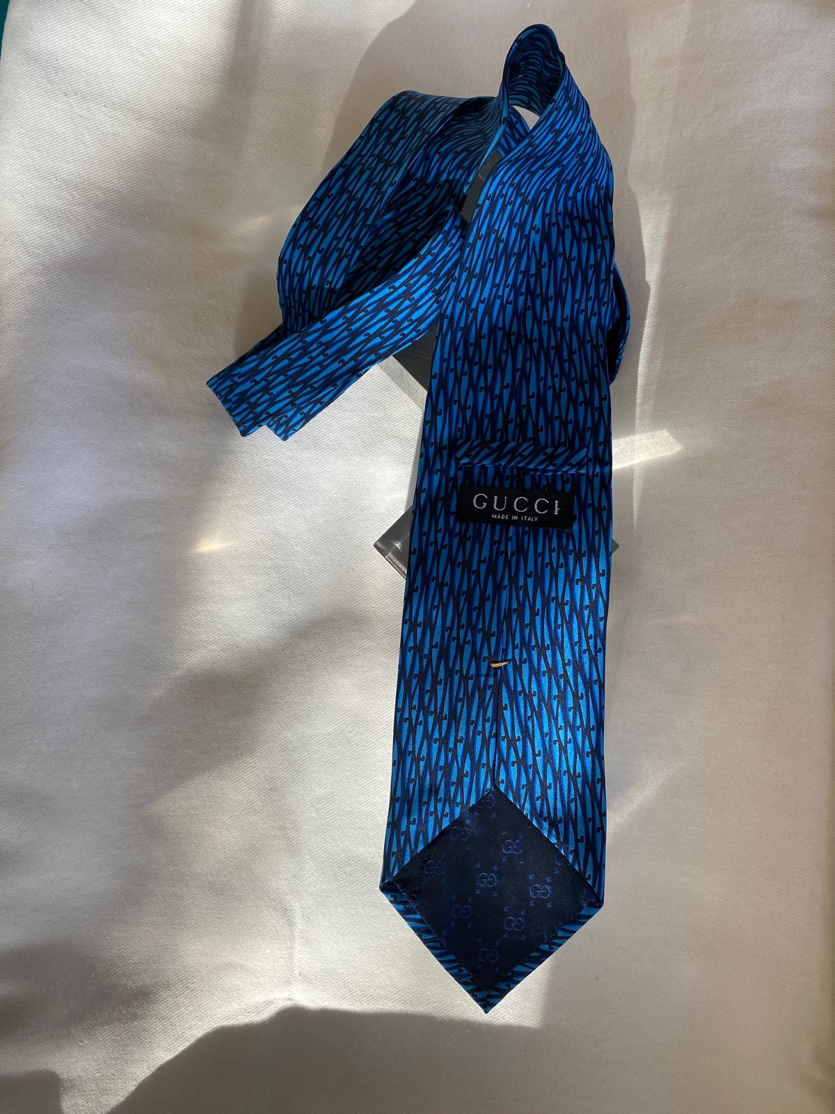 Gucci 100%Silk Tie Pre-Owned Stunning Blue Pattern