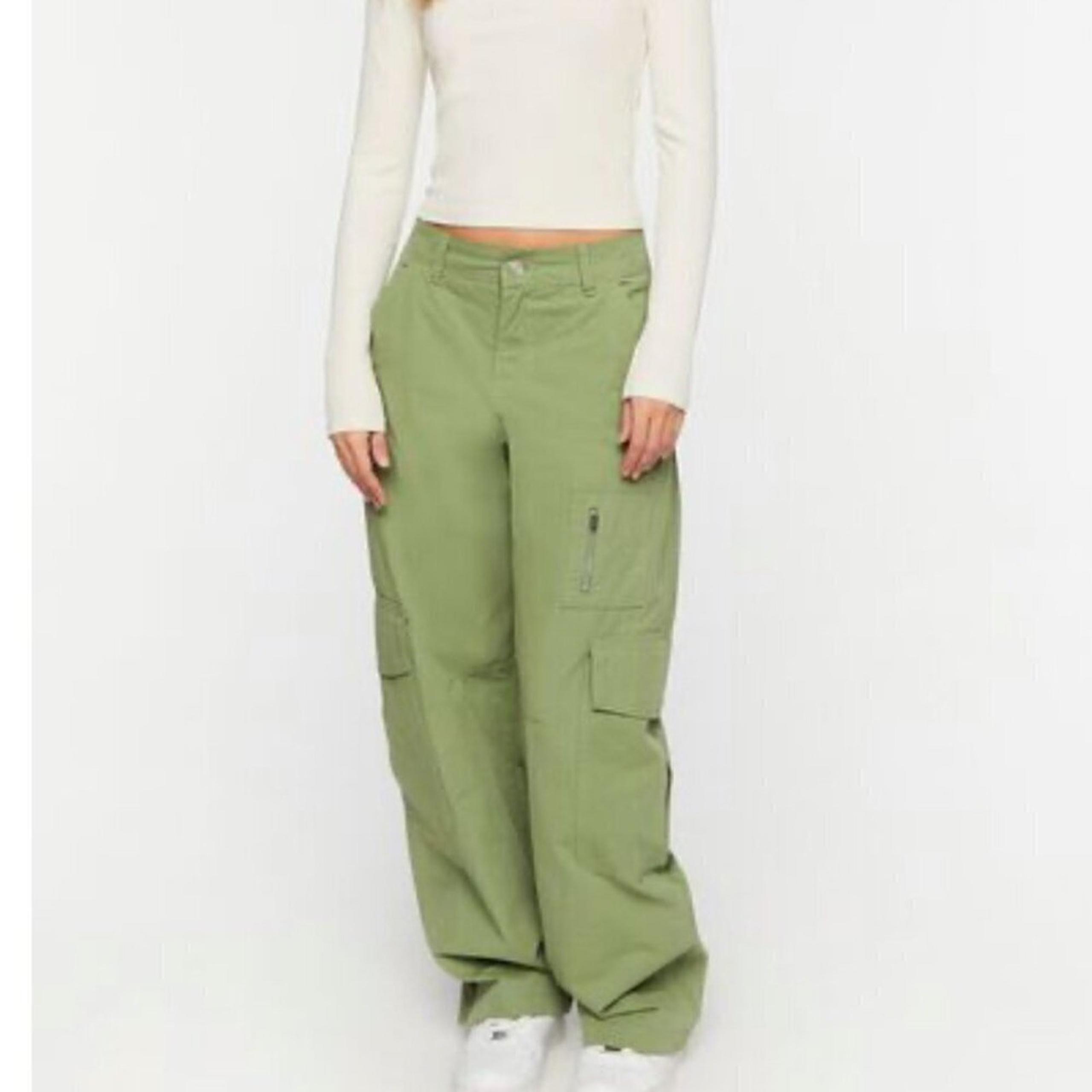 NWT Forever 21 Zipper-Pocket Cargo Pants in Olive Green - Size M