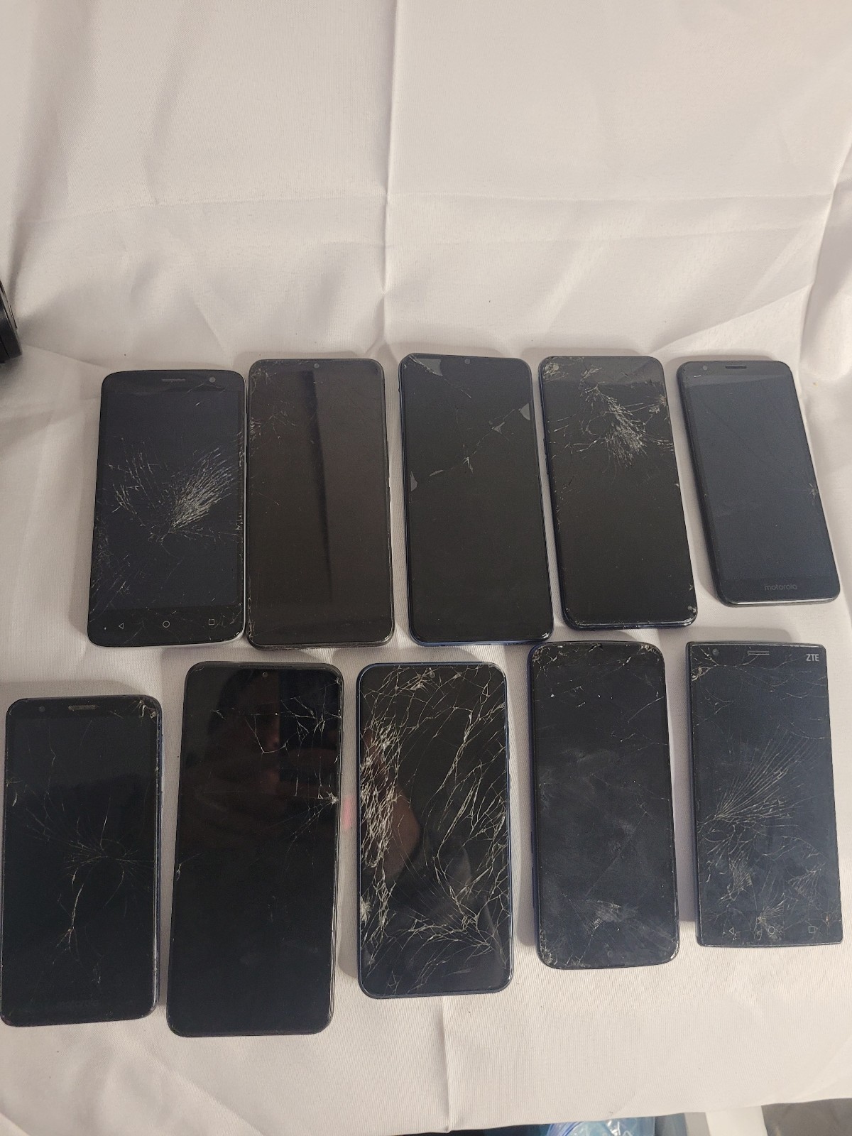 Lot of 10 smartphones for parts, cracked screens, brands Motorola, OnePlus, ZTE