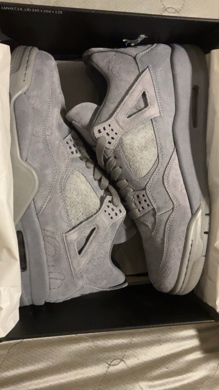 kaws Jordan 4