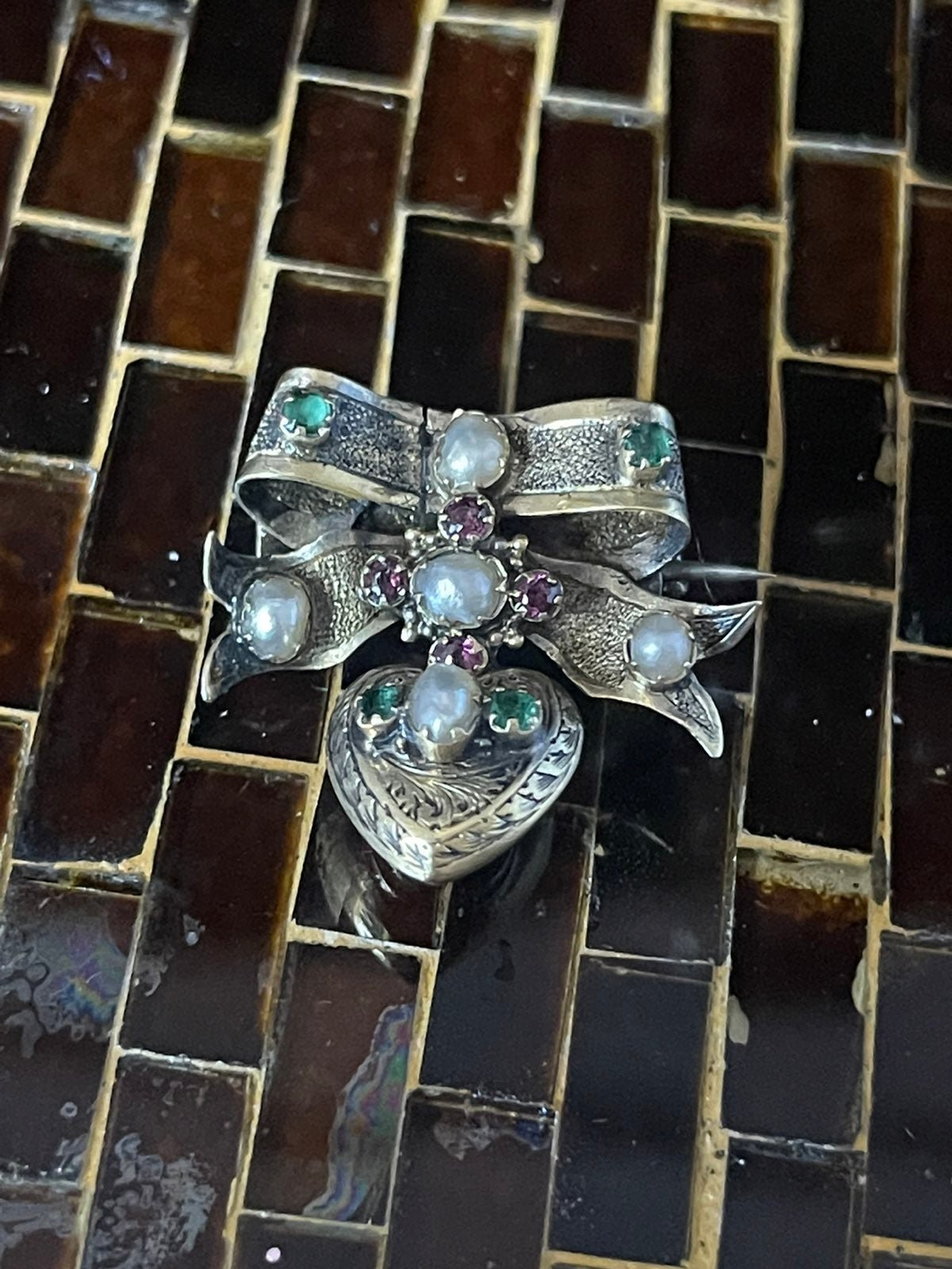 Antique Georgian 18k gold ruby emerald mourning keepsake heart bow brooch